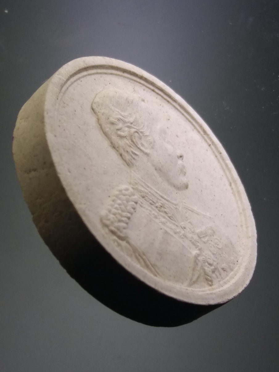 รหัสสินค้า พระมีกล่อง 3910 พระบาทสมเด็จพระจุลจอมเกล้าเจ้าอยู่หัวรัชกาลที่ 5 ดวงมหาราช เนื้อผงจันทร์ลอย วัดหลวงฮอด ที่ระลึกสร้างพระมหาธาตุ ปี 2537