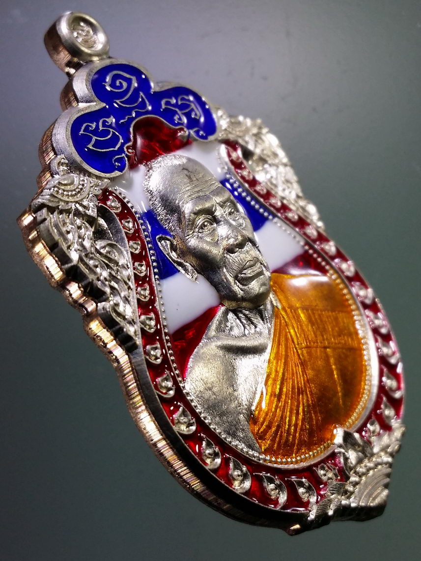 รหัสสินค้า พระมีกล่อง 009 เหรียญเสมาพระพรหม เนื้อกะไหล่เงินลงยาลายธงชาติ รุ่น พรหมพัฒน์พันล้าน ๒ หลวงพ่อพัฒน์ วัดห้วยด้วน อำเภอหนองบัว จังหวัดนครสวรรค์ ตอกโค๊ต หมายเลข ๒๒๑