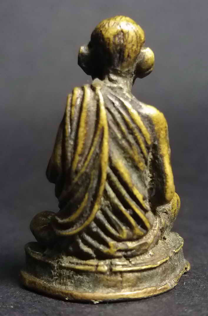 รหัสสินค้า อุทัยธานี 010 รูปหล่อหลวงพ่อเคลือบ วัดหนองกระดี่ใน จังหวัดอุทัยธานี ไม่ทราบปีที่สร้าง เนื้อทองผสม พระรายการนี้ให้เช่าบูชาแล้ว