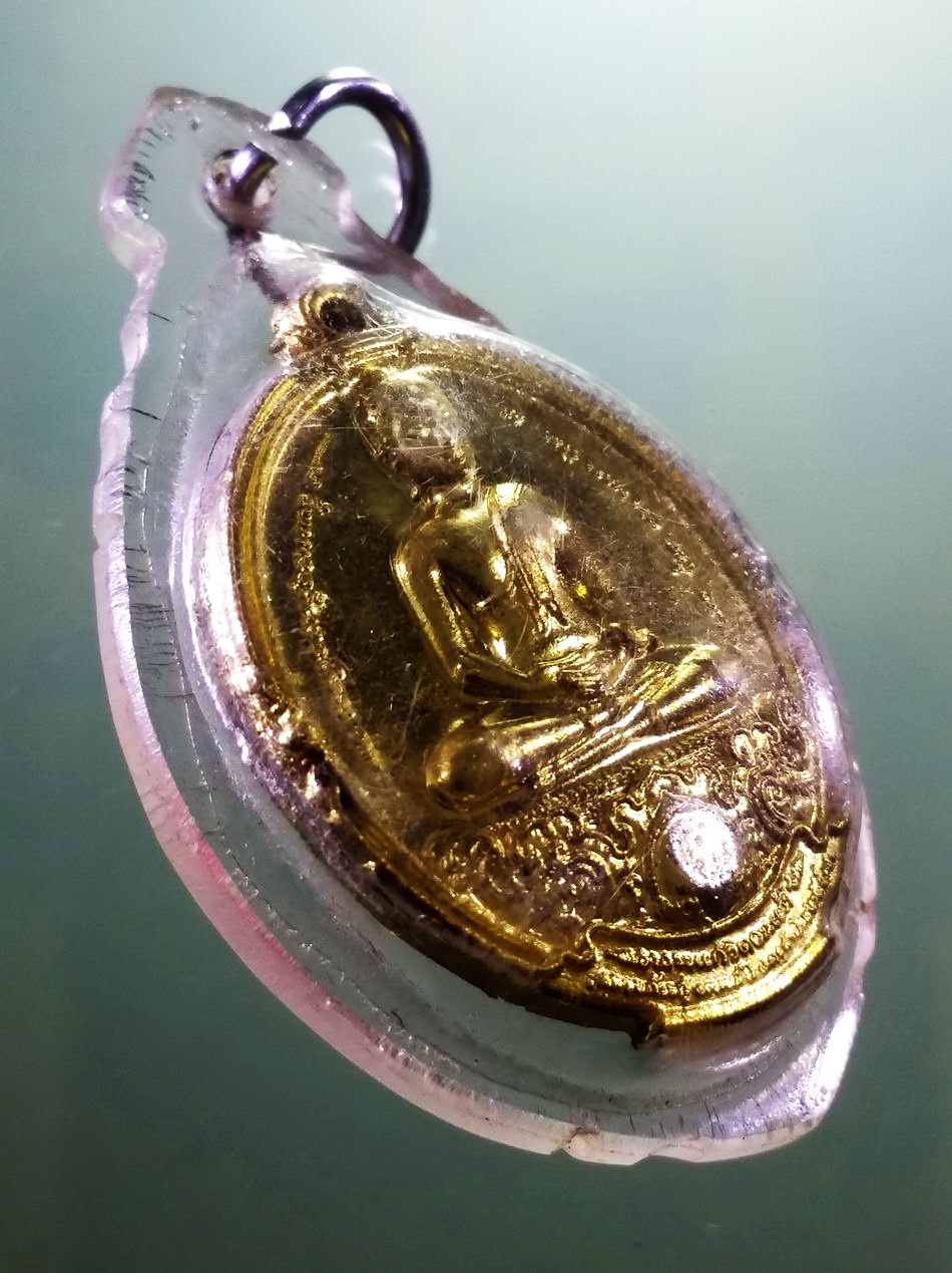 รหัสสินค้า เหรียญพระพุทธ 4107 เหรียญทองฝาบาตร พระแก้วดอนเต้า พระแก้วมรกต รุ่นมหาบารมี โชคดีมีสุข พิธีมหาพุทธาภิเษก วัดพระแก้วดอนเต้าสุชาดาราม จังหวัดลำปาง สร้างปี 2557 เป็นอีกเหรียญหนึ่ง เพิ่งออกแบบได้สวยงาม พระเกจิสายลำปาง และสายเหนือปลุกเสก กันมากมาย