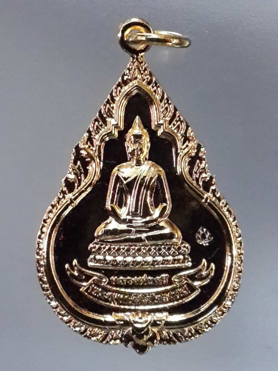 รหัสสินค้า พระมีกล่อง 415 เหรียญกะไหล่ทองพระพุทธศิริชัยมงคล หลวงพ่อศรี วัดป่าโป่งเชือกชัยมงคล ตำบลนามะเขือ อำเภอสหัสขันธ์ จังหวัดกาฬสินธุ์ รุ่นบารมีธรรม ตอกโค๊ต