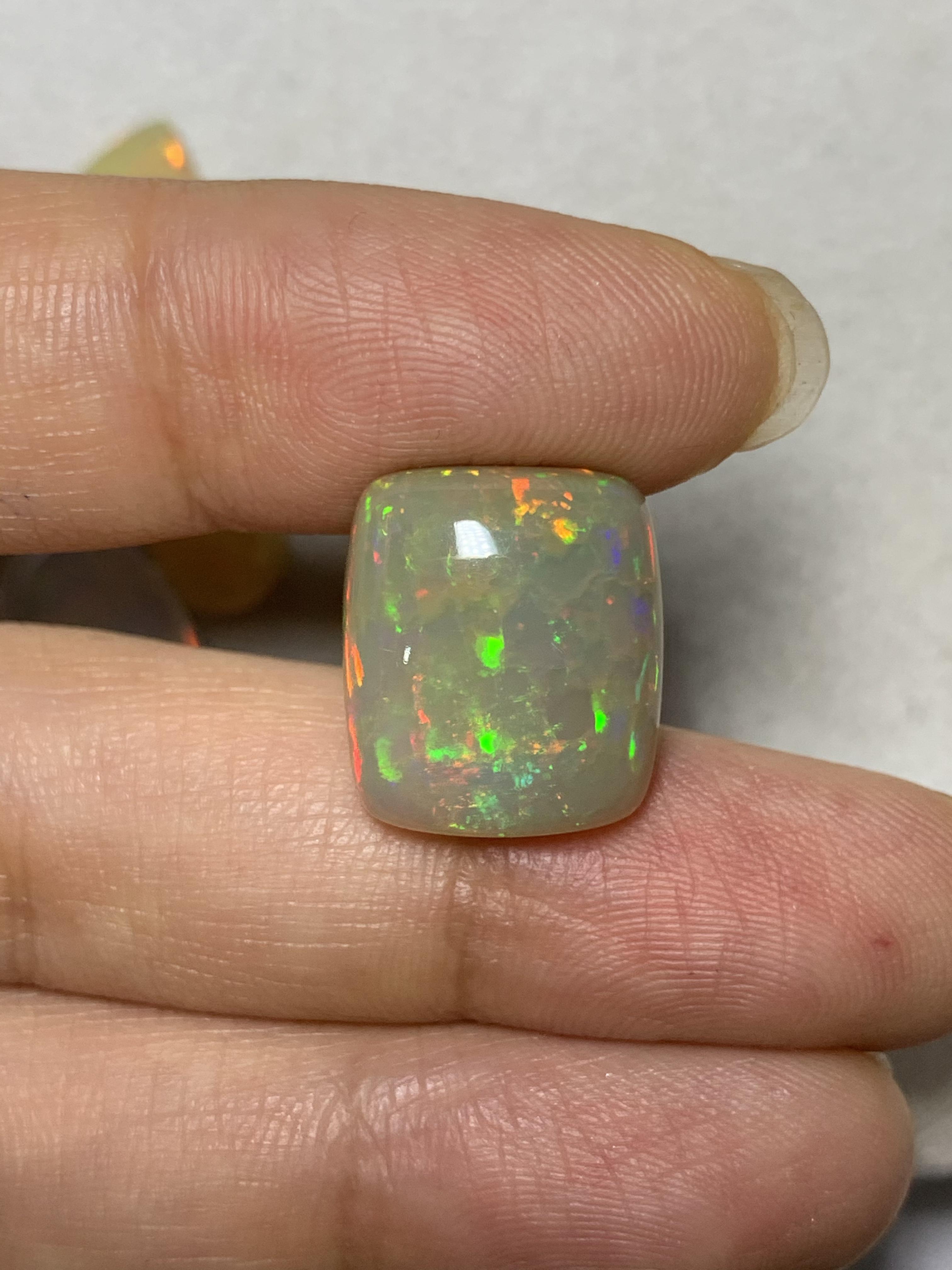 White opal 11.81 กะรัต