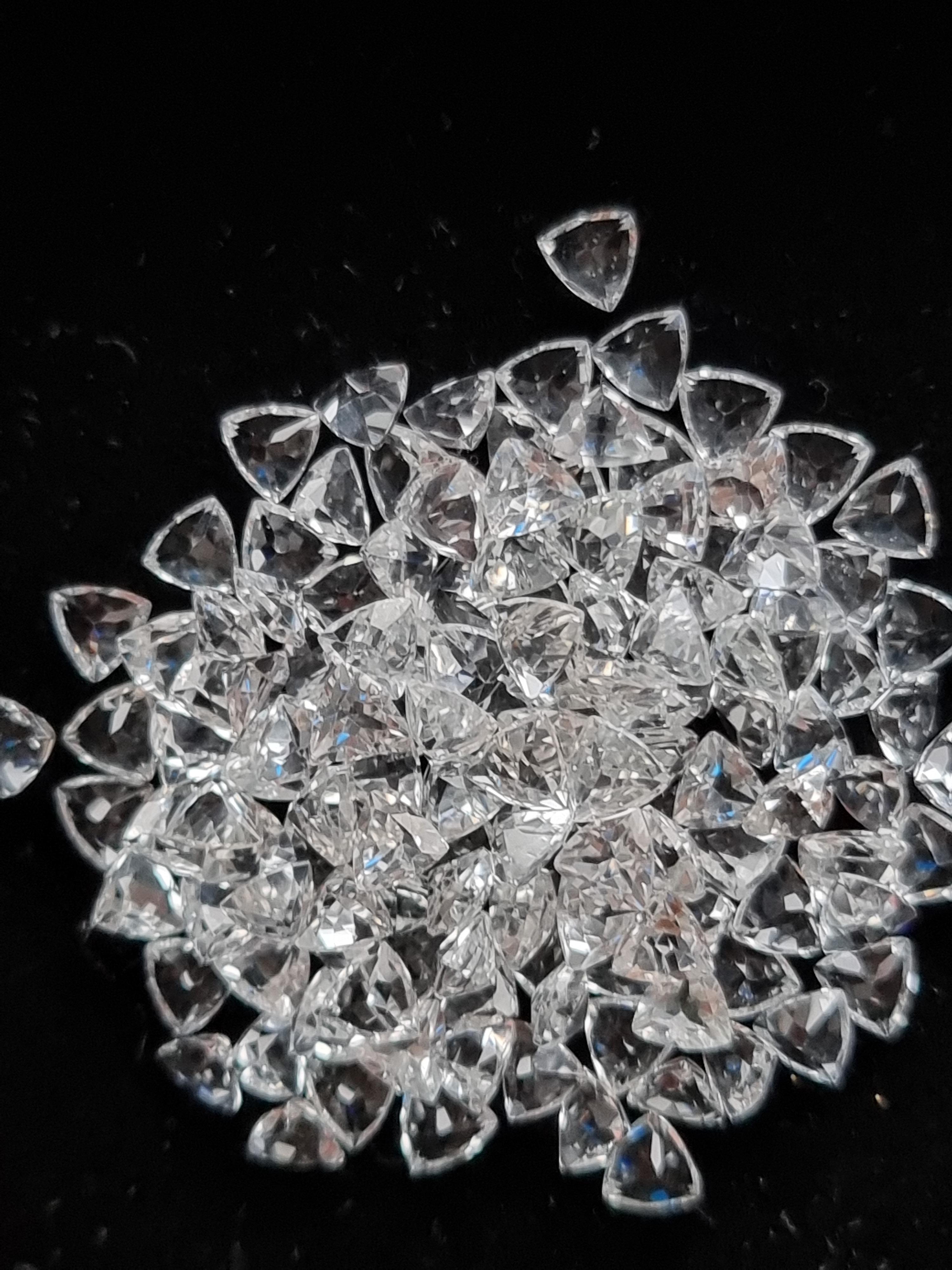 4×4mm. ไวท์โทปาสสามเหลี่ยม 5 กะรัต