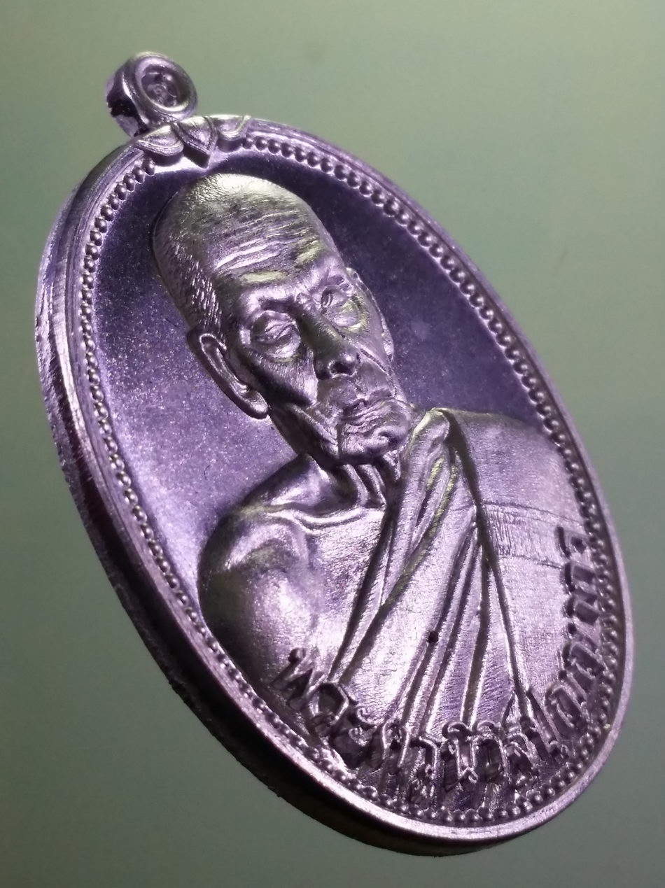 รหัสสินค้า พระมีกล่อง 4008 เหรียญรูปไข่ครึ่งองค์ หลังท้าวเวสสุวรรณ รุ่นมีกูไว้คุ้มภัย หลวงพ่อพัฒน์ วัดห้วยด้วน อำเภอหนองบัว จังหวัดนครสวรรค์ สร้างปี 2563