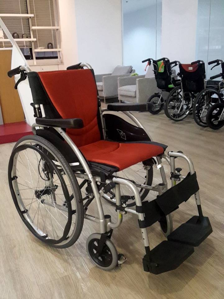 รถเข็นอลูมินัมอัลลอยด์คาร์ม่า รุ่น S-Ergo 125 (WheelChair KARMA S-Ergo 125) ถอดชิ้นส่วนได้ เปิดที่พักแขนขึ้นได้ สะดวกต่อการเคลื่อนย้ายผู้ใช้งาน นั่งสบาย รองรับน้ำหนักสูงสุด 115 กิโลกรัม ของแท้ รับประกันศูนย์ไทย 5 ปี