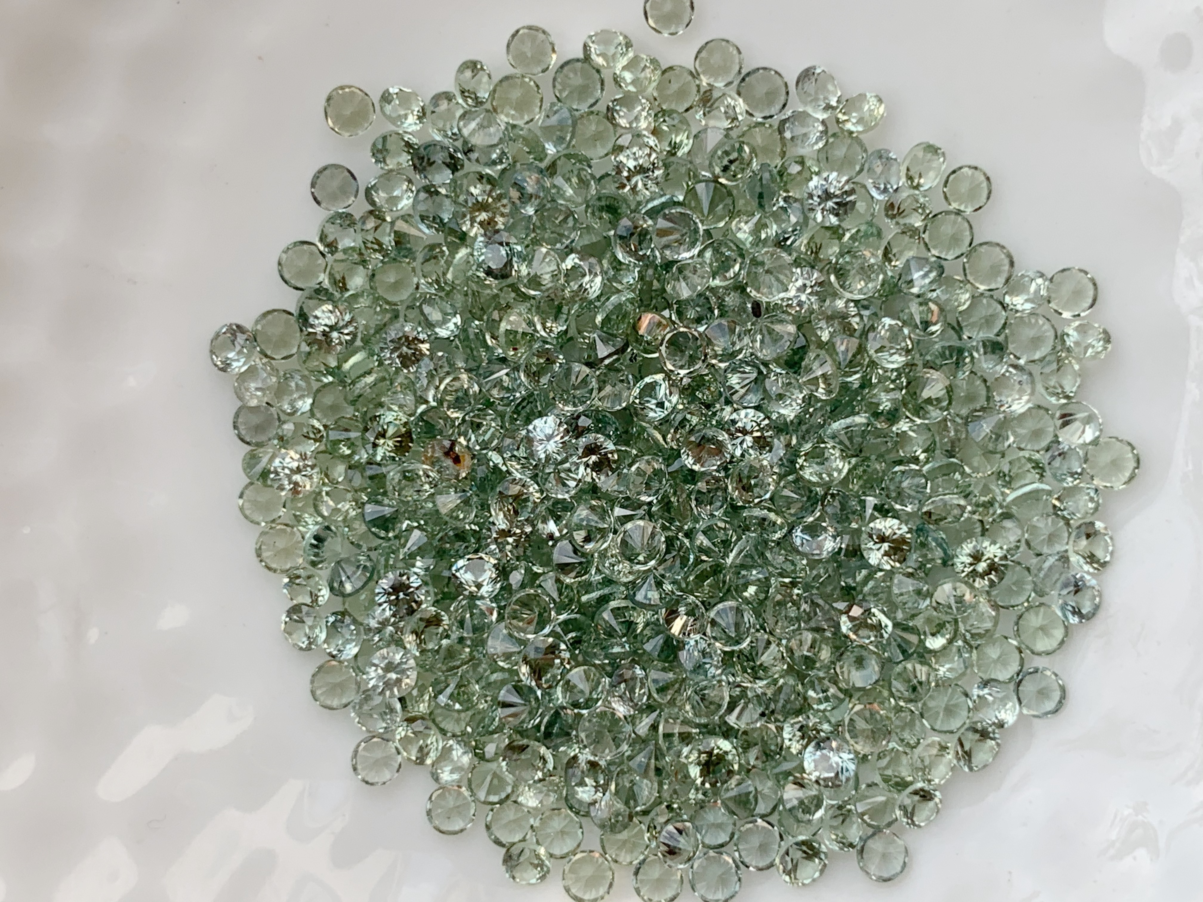 Green sapphire เขียวส่อง 2.0 mm. 1 กะรัต