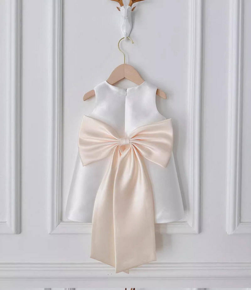 Gd4525- พร้อมส่งจากไทย ชุดออกงานเด็กหญิงสีขาว โบว์ใหญ่สีครีมแชมเปญสวยเรียบหรูสไตล์คุณหนู สุดหรูด้วยเนื้อผ้าสวยดุจไหม โบว์แยกจากชุดได้ ชุดราตรีเด็กทรงสั้น
