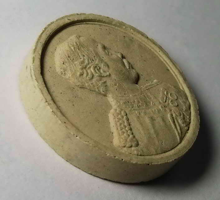 รหัสสินค้า พระเนื้อดิน เนื้อผง เนื้อว่าน 359 พระบรมสาทิสลักษณ์พระจุลจอมเกล้าเจ้าอยู่หัวรัชกาลที่ 5 ที่ระลึกครบ 102 ปี เสด็จประพาสบางปะกง ณ.วัดคงคาราม เทศบาลบางปะกง จัดสร้าง ปี 2553