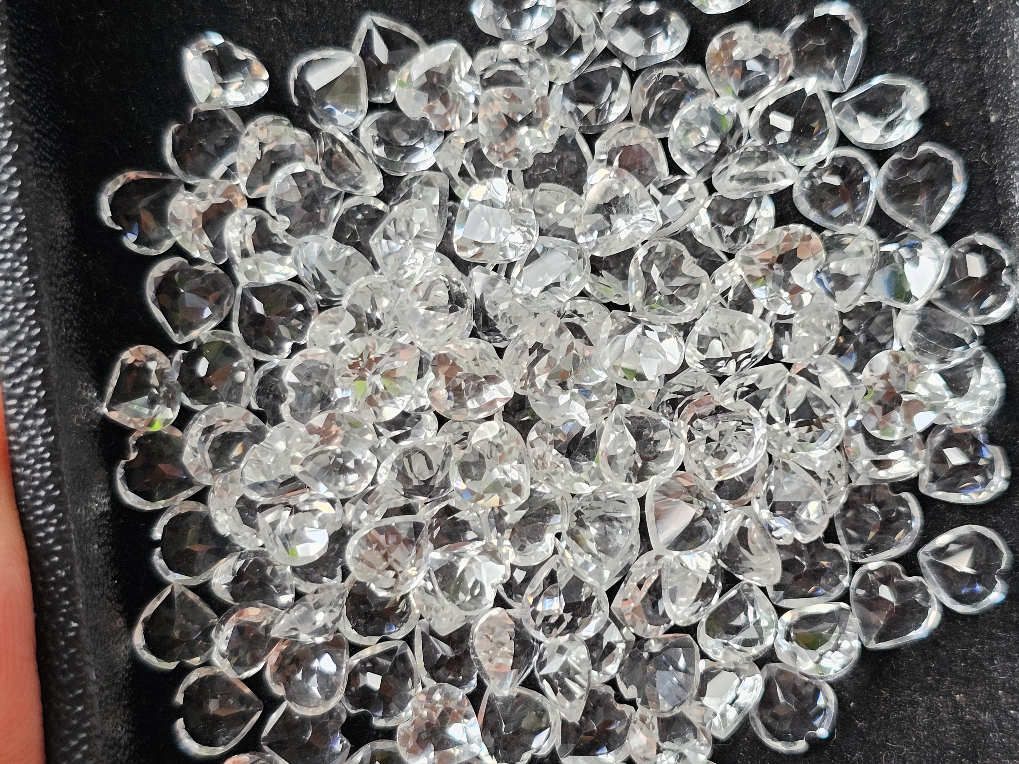 ไวท์โทปาสหัวใจ 5x5mm. 5 กะรัต