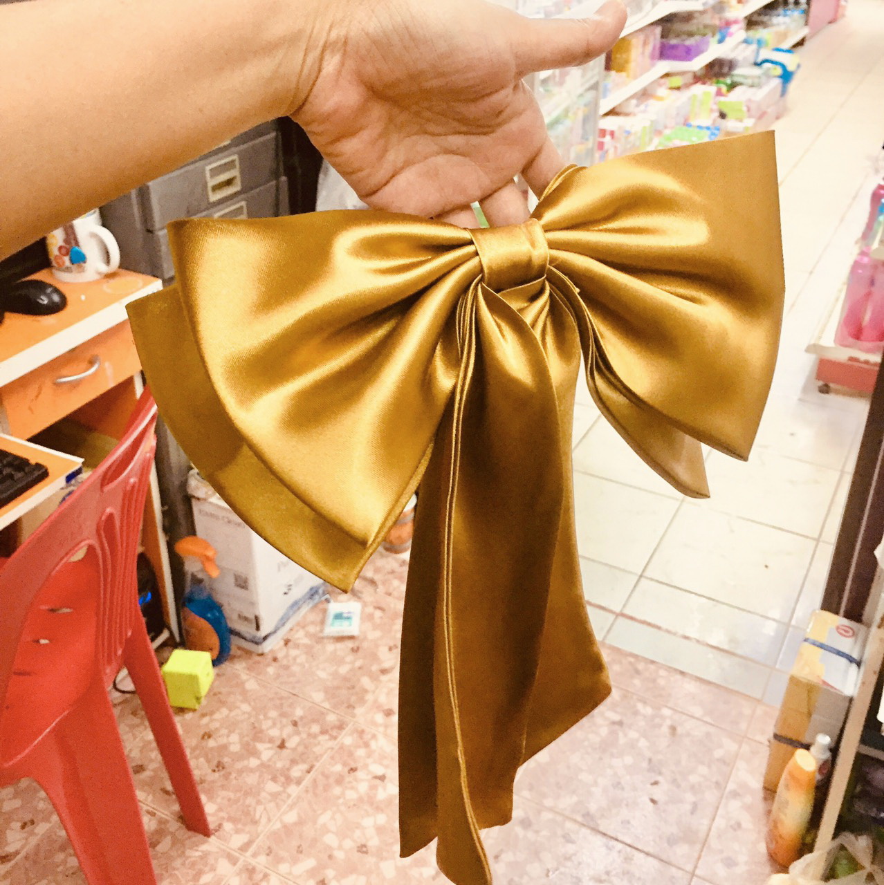 P9000- โบว์ตกแต่งชุดต่างๆ มีหลายสี ทำด้วยผ้าสวยซ้อนสองชั้นติดเข็มกลัดแบบแน่นไม่หลุดง่าย ส่วนหางโบว์สามารถแยกออกได้ เป็นโบว์ขนาดใหญ่ความกว้าง 15ซม.ยาว30ซม.และหางโบว์ยาว32ซม.(เหมาะสำหรับติดด้านหลังชุดไซส์-90-100-110-120-130-140-150-160-170-)
