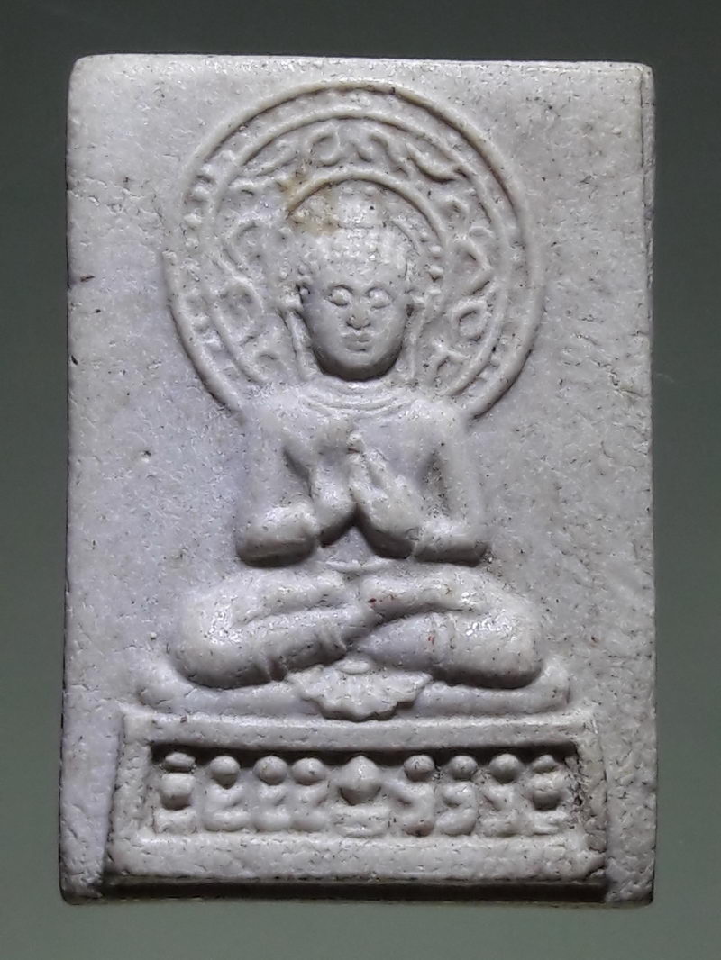 รหัสสินค้า พระเนื้อดิน ผง ว่าน 10278 พระพุทธเนื้อผงปางปฐมเทศนา วัดสิงห์ทอง ขนาดเทียบกับเหรียญบาท