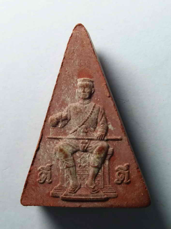 รหัสสินค้า พระเนื้อดิน เนื้อผง เนื้อว่าน 367 พระนางพญาเนื้อผง หลังสมเด็จพระนเรศวรมหาราช ทรงหลั่งทักษิโณทก รุ่นมงคลแผ่นดินดี สร้างปี 2551