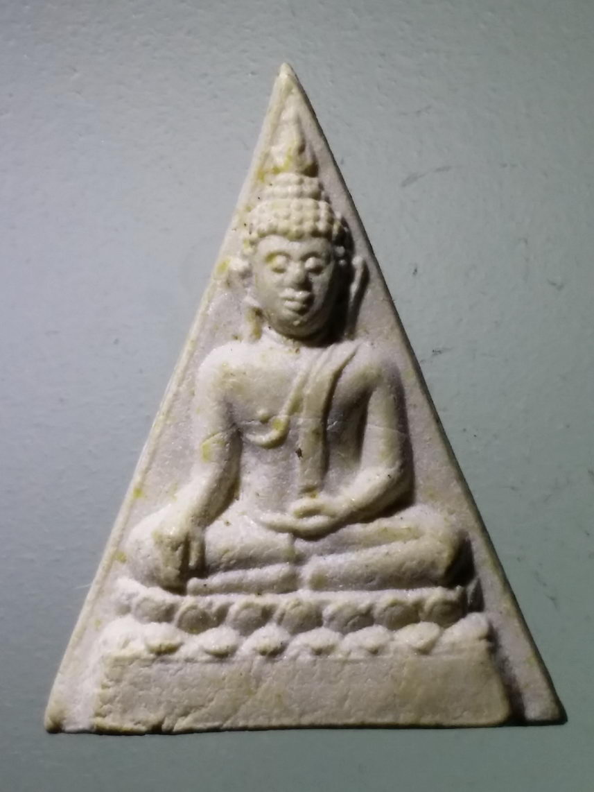 รหัสสินค้า พระเนื้อดิน เนื้อผง เนื้อว่าน 6964 พระนางพญาเนื้อผง พิมพ์สามเหลี่ยม หลังอุ ไม่ทราบที่