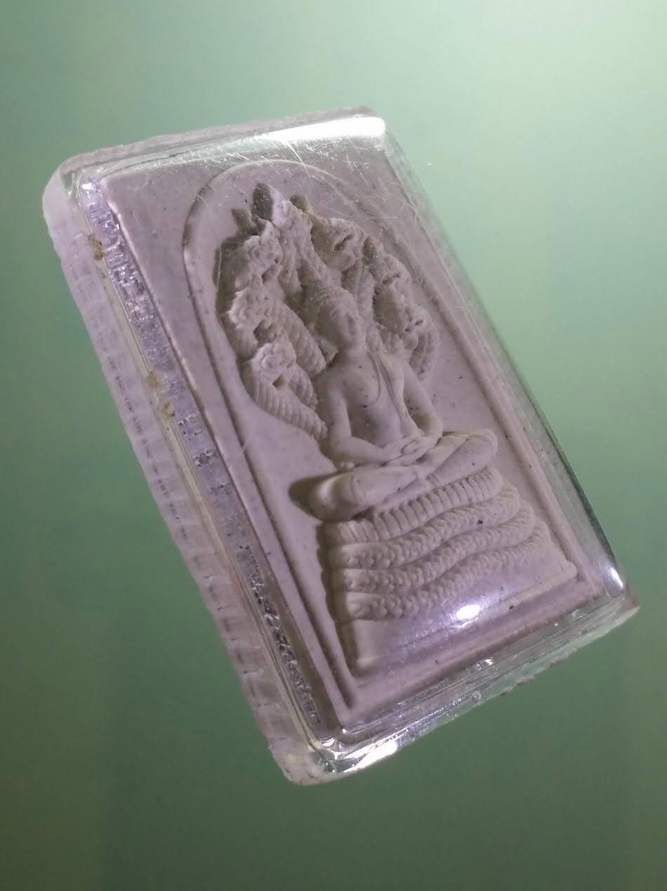 รหัสสินค้า พระเนื้อดิน เนื้อผง เนื้อว่าน 056 พระนาคปรกเนื้อผง รุ่นบูรณะเจดีย์ศรีมหาธาตุ วัดพระศรีมหาธาตุ บางเขน เจ้าของเดิมเลี่ยมจับขอบทองไว้ แต่ไม่ได้ไปเลี่ยมทอง ไม่เคยผ่านการแขวนบูชามาก่อน พระสภาพสวยมาก