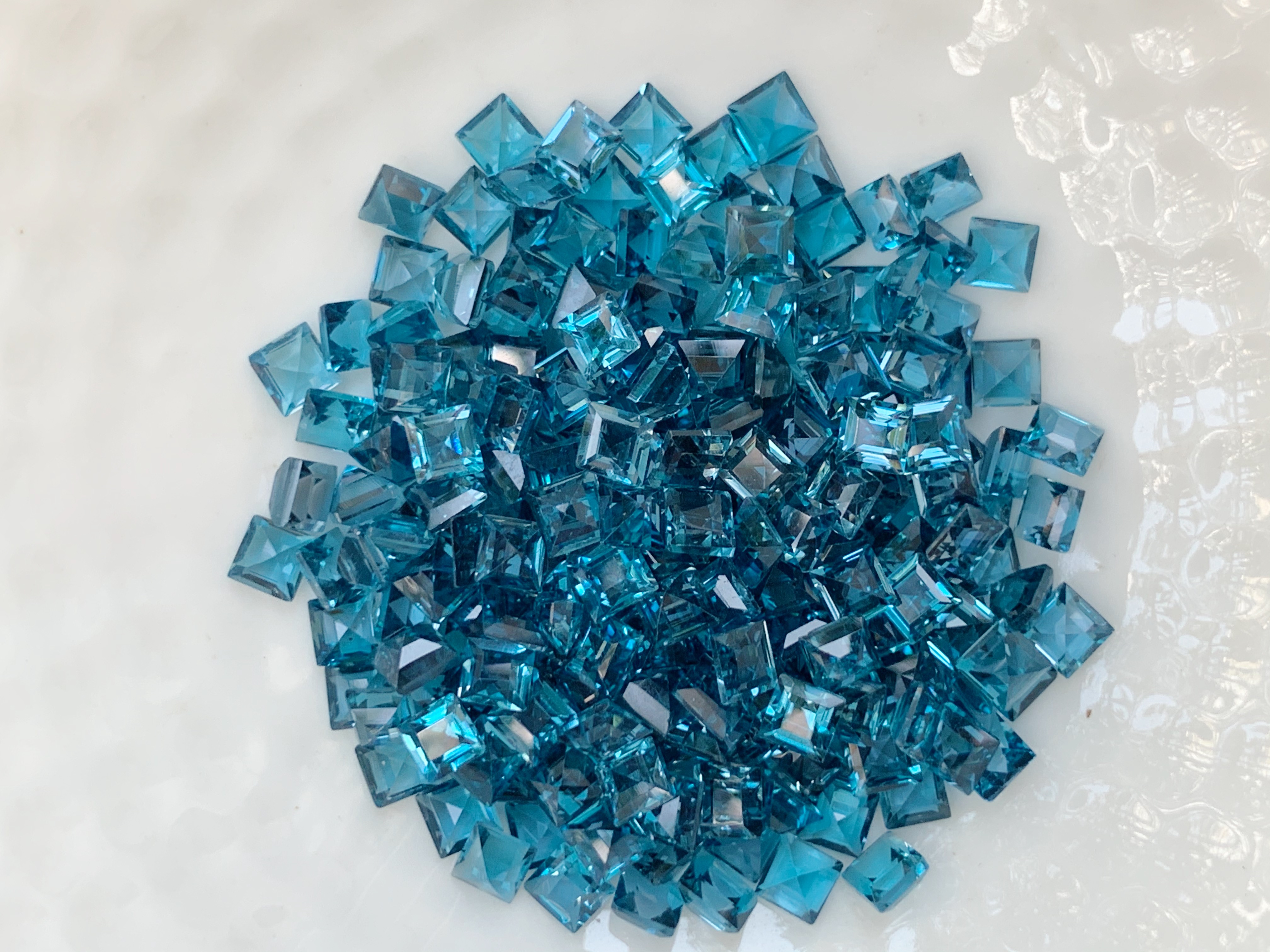 ลอนดอนบลูโทปาสสี่เหลี่ยม 3x3 mm. 5 กะรัต