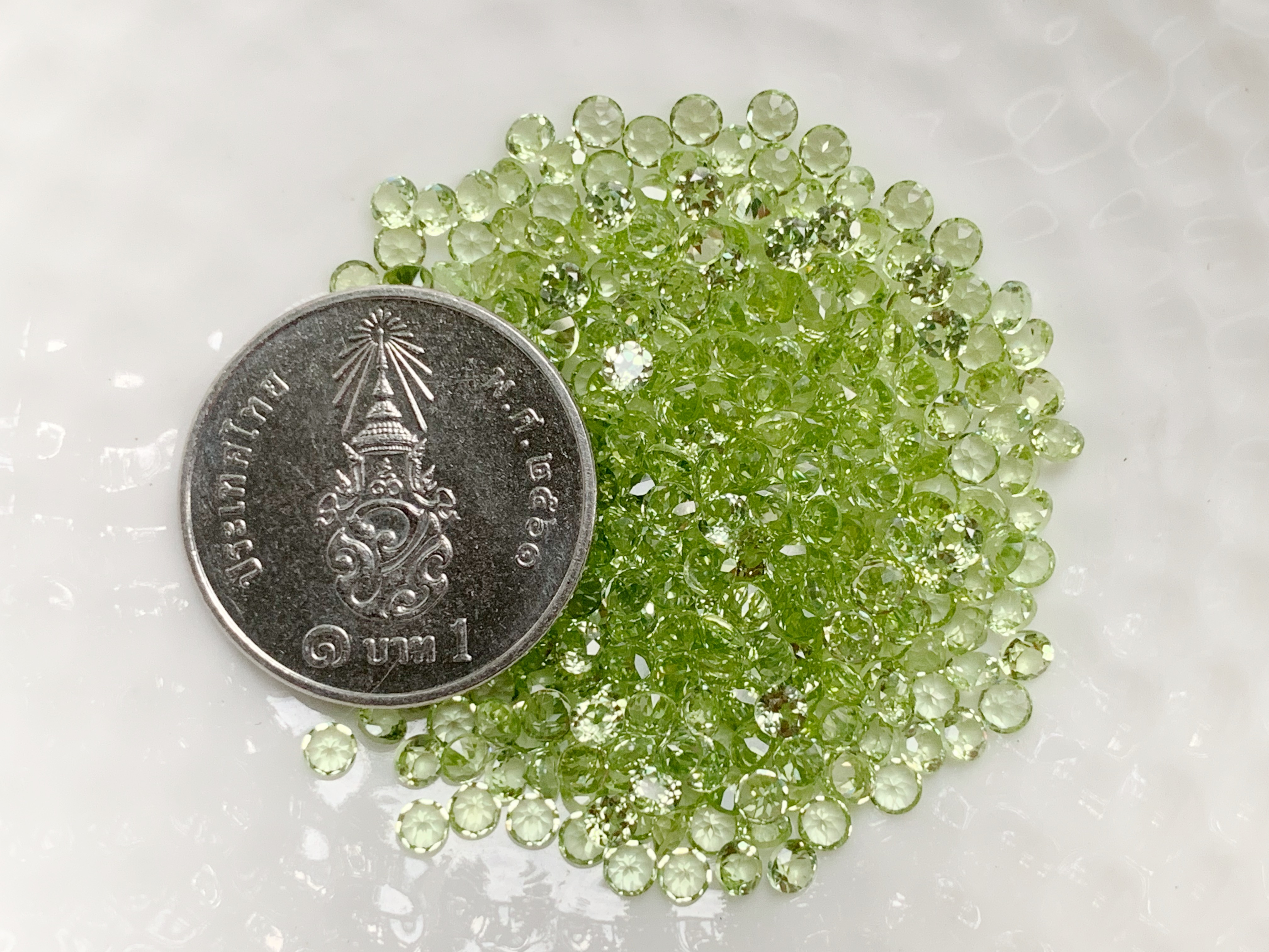 เพอริดอทกลม 2.5 มม. 5 กะรัต