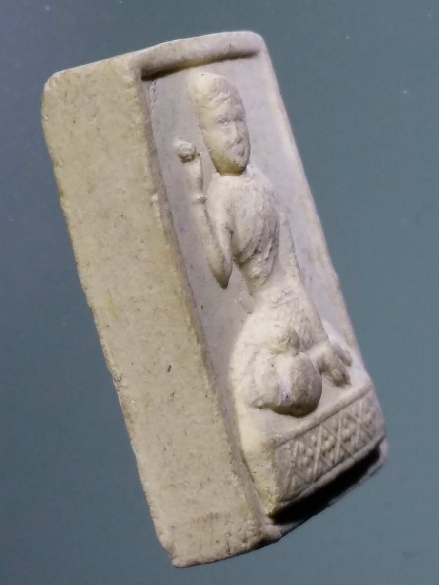 รหัสสินค้า พระไม่ทราบที่ 477 แม่นางกวักเนื้อผง หลังยันต์ ตาราง อักขระขอมล้านนา ไม่ทราบที่