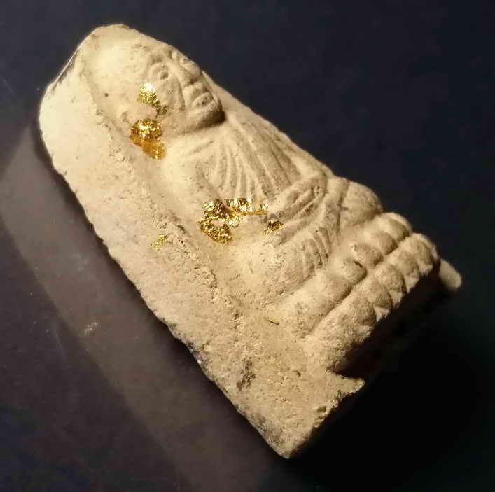 รหัสสินค้า พระไม่ทราบที่ 047 หลวงปู่ทวดเนื้อผง หลังพระคาถาหัวใจคาถาชินบัญชร ไม่ทราบที่ ตัวอักษรด้านหลังเขียนว่า ชินะปัญชะระปะริตตังมังรักขะตุสัพพะทา พระรายการนี้ให้เช่าบูชาแล้ว