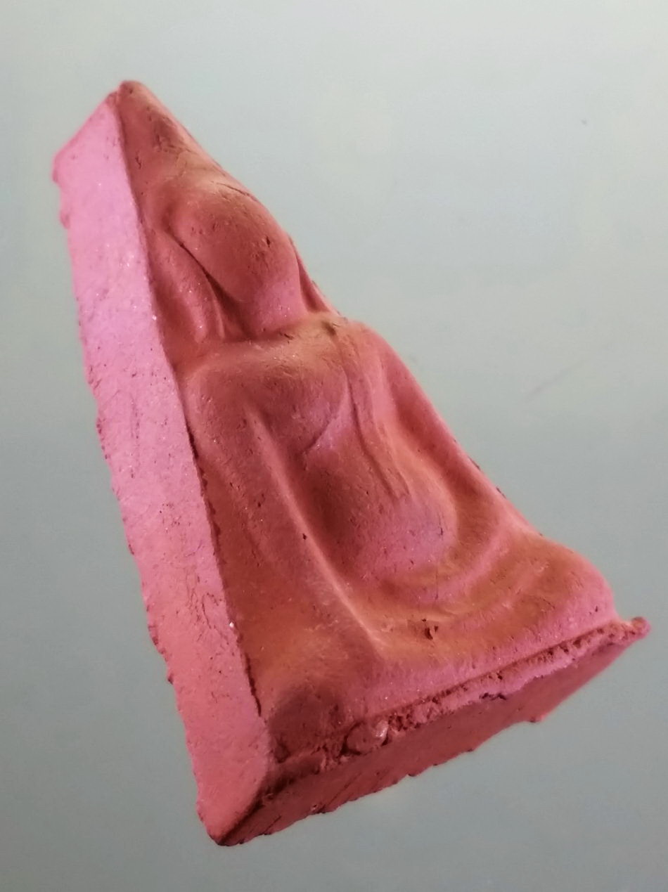 รหัสสินค้า พระมีกล่อง 3971 พระนางพญาเนื้อดินเผา รุ่นพระมาลาเบี่ยง จังหวัดพิษณุโลก สร้างปี 2538 ที่ระลึก หล่อพระปางลีลาศิลปะสมัยสุโขทัย สูง 9 ศอก 5 องค์