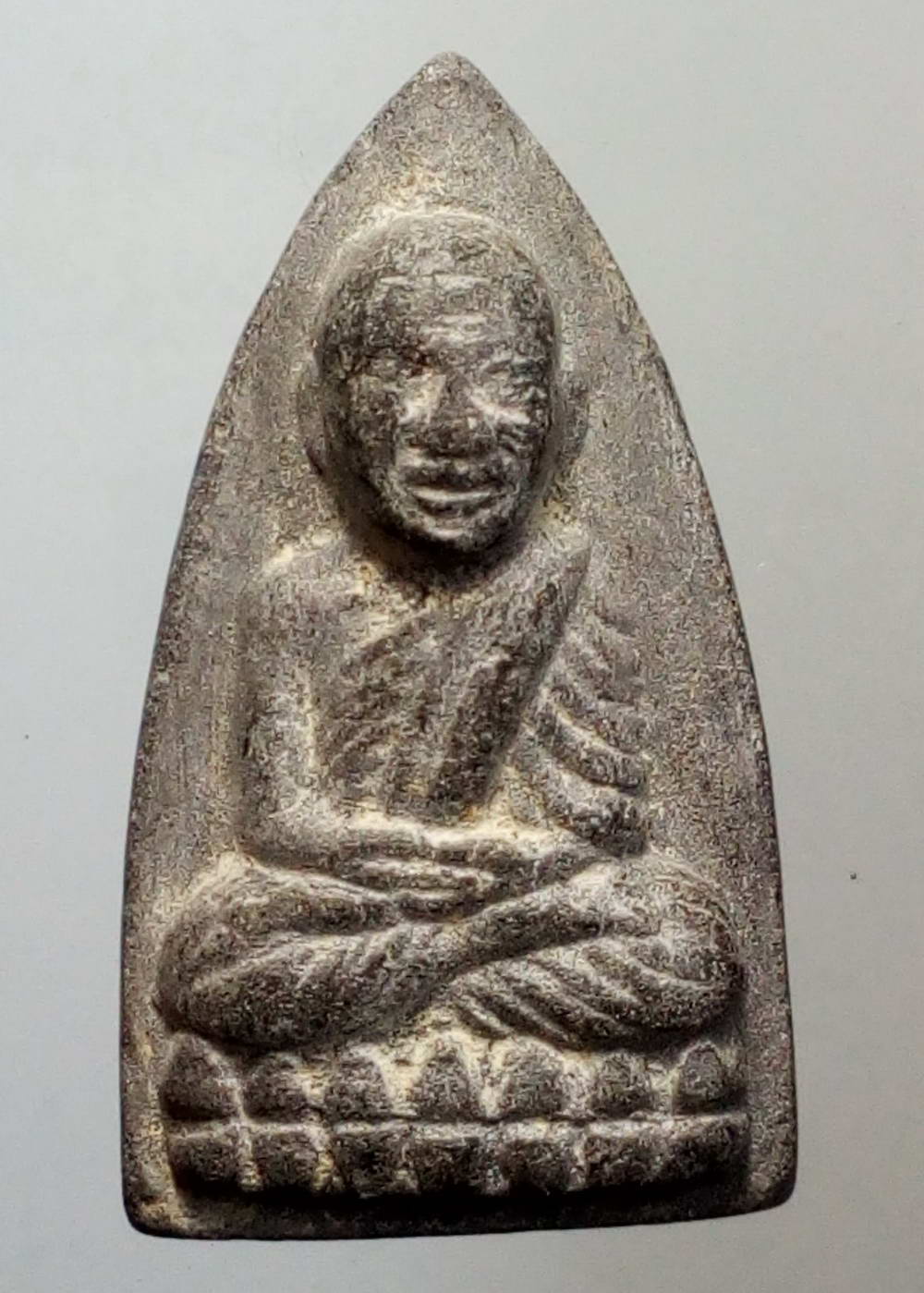 รหัสสินค้า หลวงปู่ทวด วัดต่างๆ 188 หลวงปู่ทวด วัดช้างให้ จังหวัดปัตตานี เนื้อผงใบลาน พิมพ์เตารีด ตัวหนังสือนูน