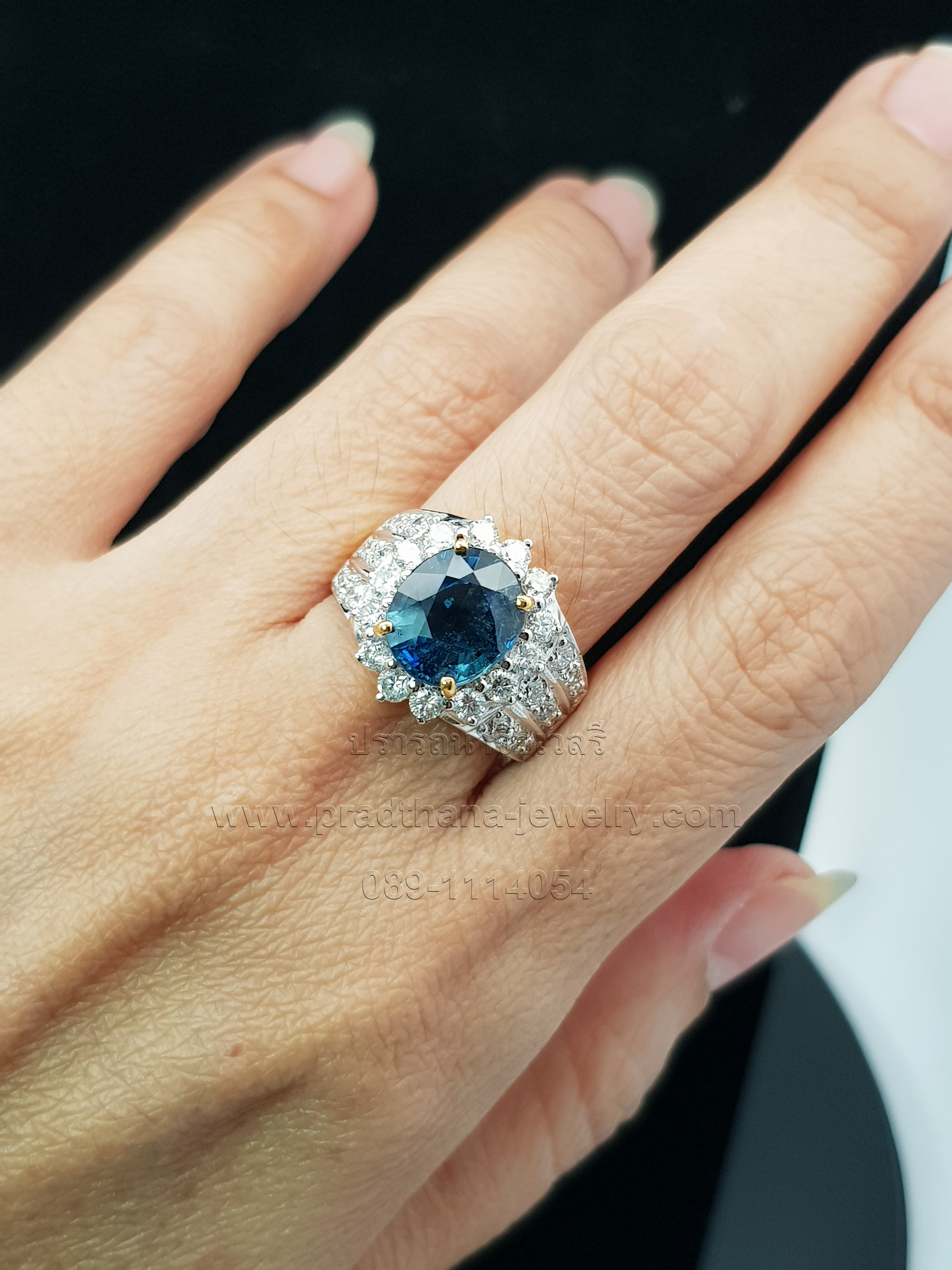 แหวนไพลินประดับเพชร