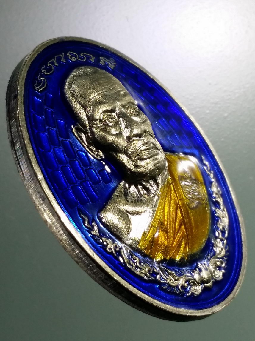 รหัสสินค้า พระมีกล่อง 140 เหรียญหนุมาน ถือหอก ถือดาบ หลวงพ่อพัฒน์ วัดห้วยด้วน อำเภอหนองบัว จังหวัดนครสวรรค์ รุ่น รวยชนะรวย เนื้อกะไหล่เงิน ลงยาจีวร ฉากสีน้ำเงิน ตอกโค๊ต หมายเลข ๗๒๐