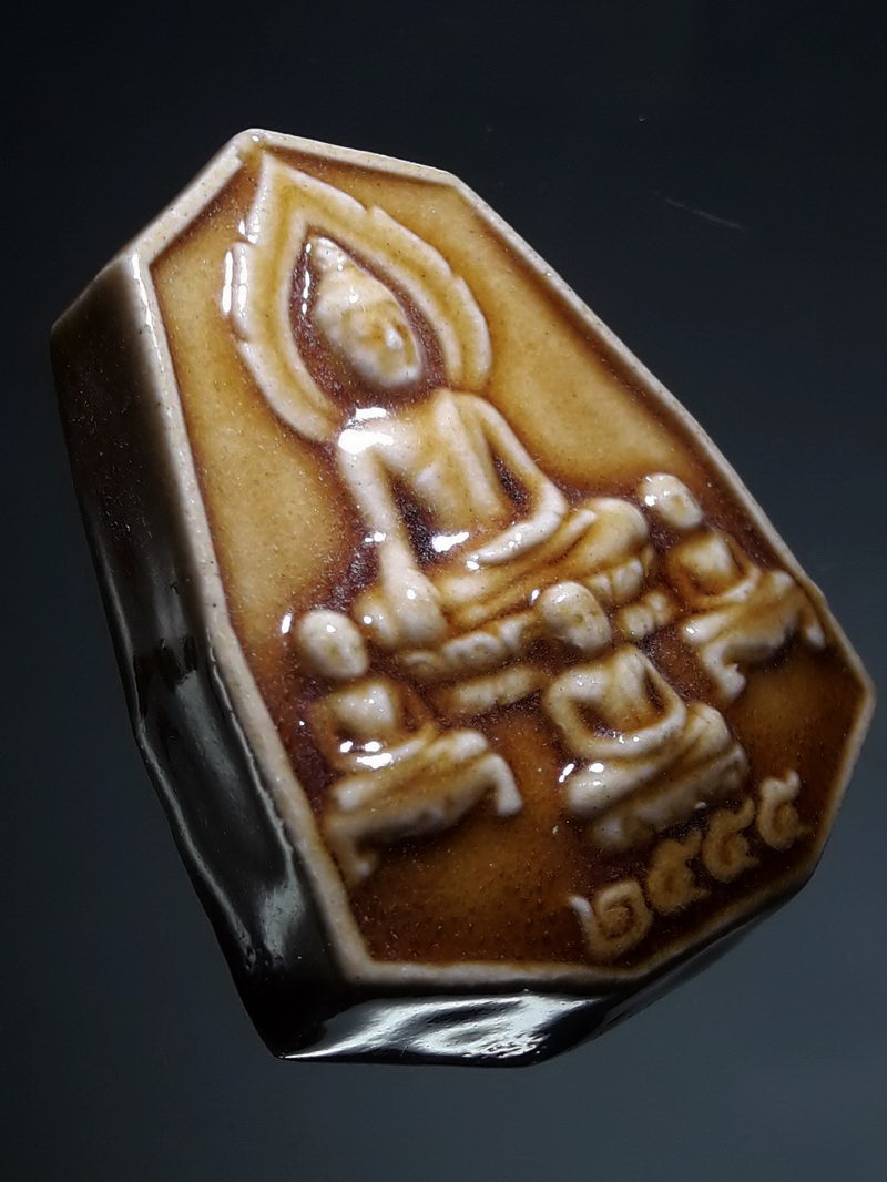 รหัสสินค้า พระเนื้อดิน ผง ว่าน 10476 พระพุทธเนื้อกระเบื้องเคลือบ 9 เหลี่ยม สร้างปี 2555 ไม่ทราบที่