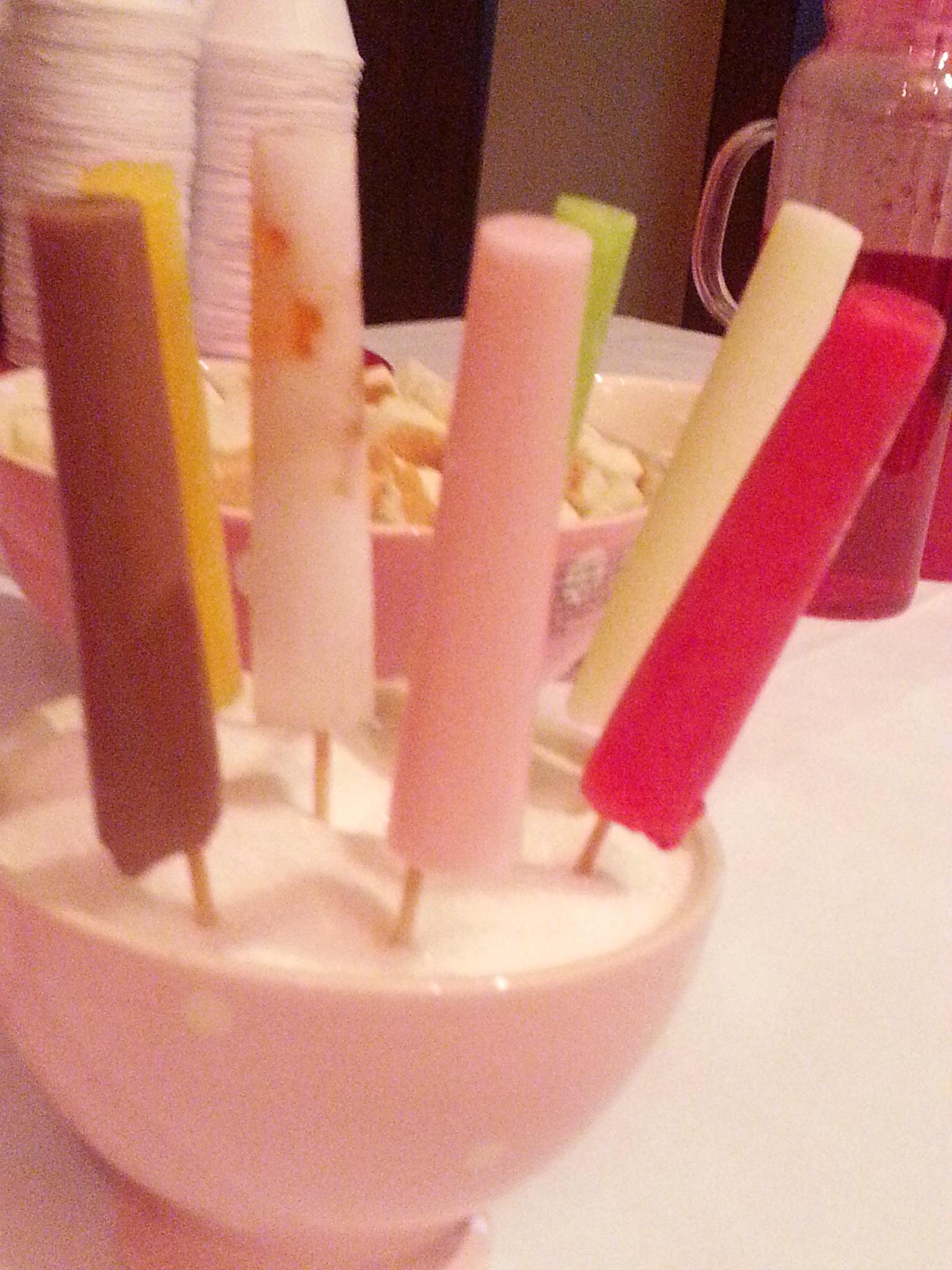 ไอติมหลอดสีสวย เย็นฉ่ำชื่นใจ