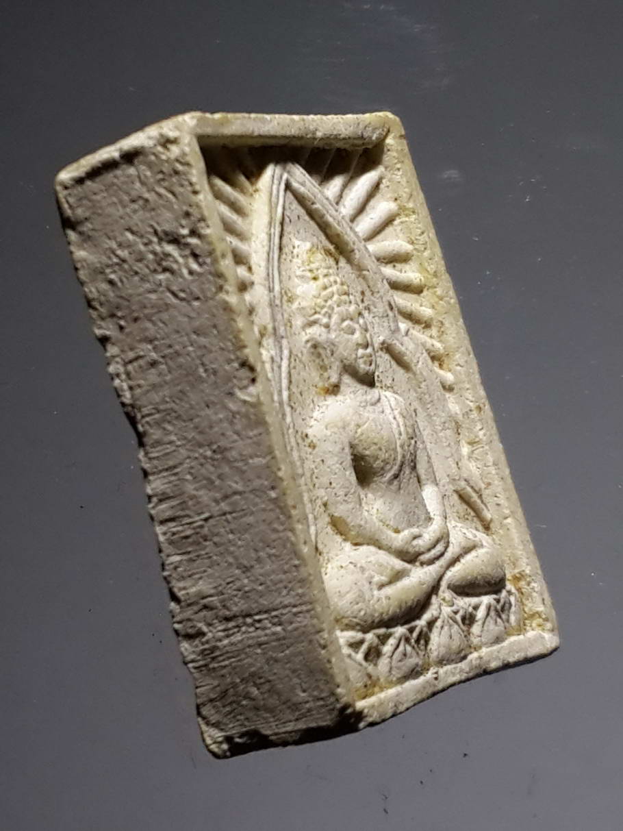 รหัสสินค้า พระไม่ทราบที่ 379 พระพุทธเนื้อผงปางสมาธิ หลังยันต์เฑาะว์ ไม่ทราบที่ พระมีขนาดเท่าๆกันกับ พระผงของขวัญวัดปากน้ำ พระรายการนี้ให้เช่าบูชาแล้ว