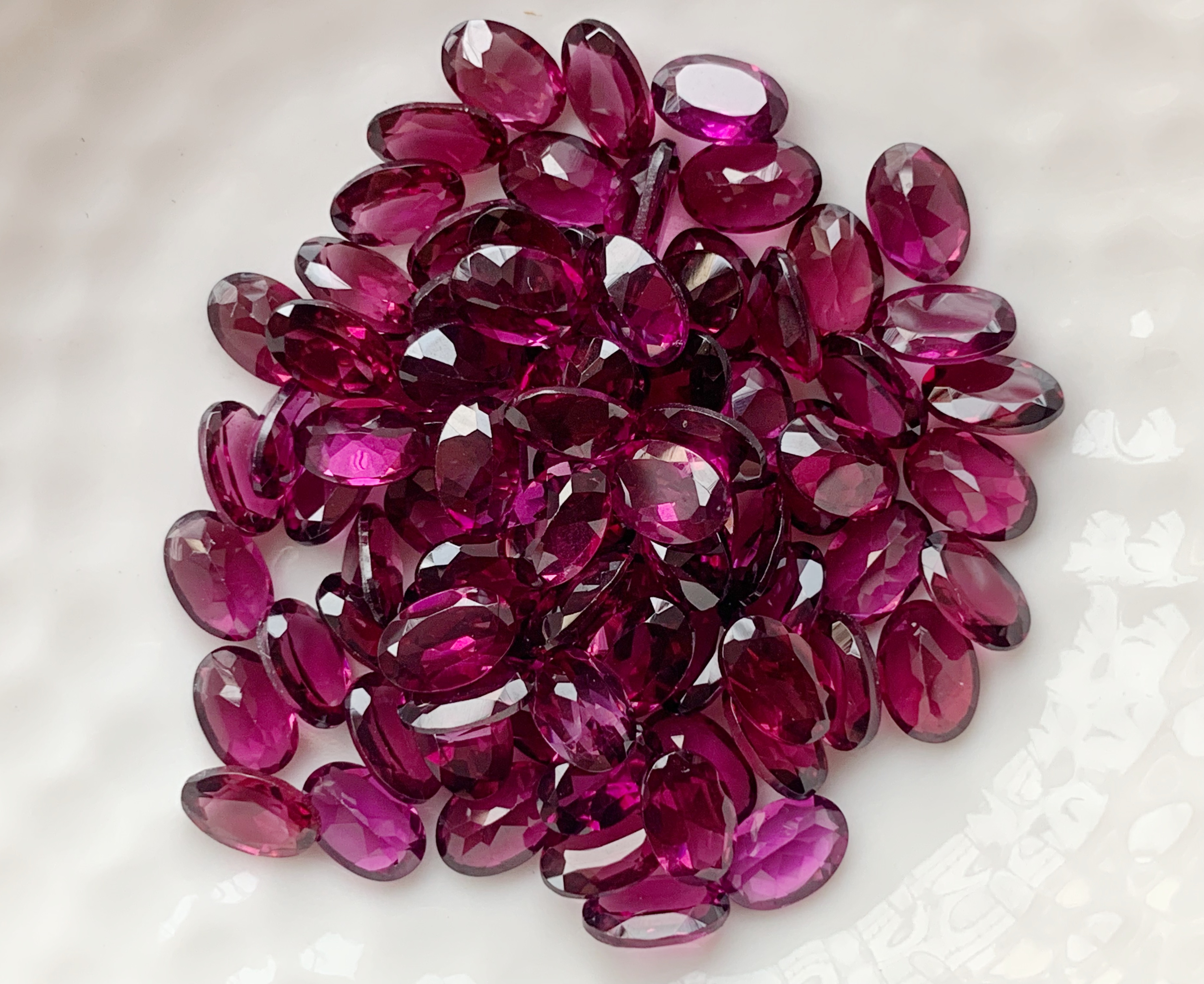 โรโดไลท์ไข่ 6X4 มม. 5 กะรัต