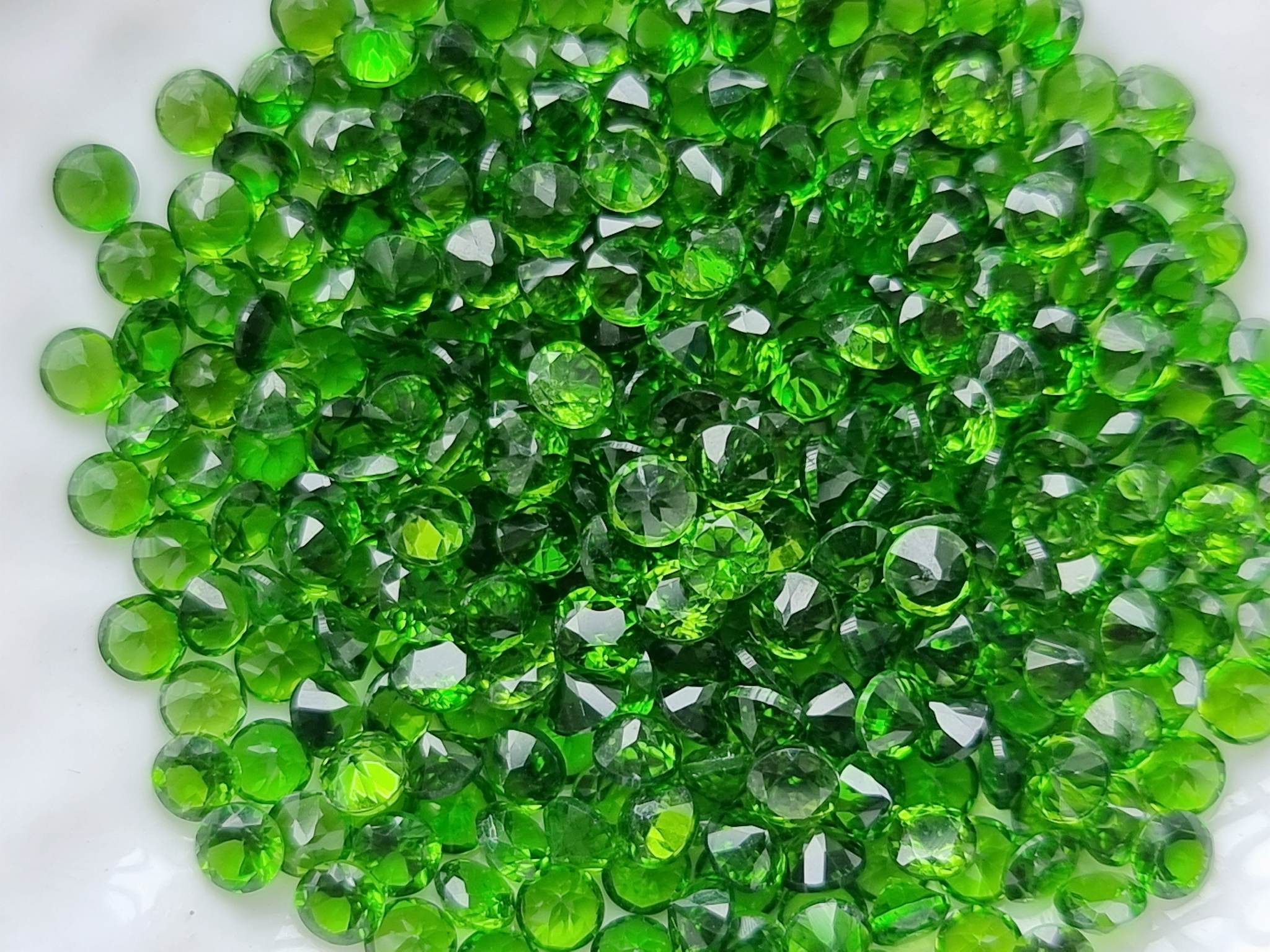 พลอยโครมไดออฟไซด์กลมเจียรเหลี่ยม 2.7 mm. 1 กะรัต