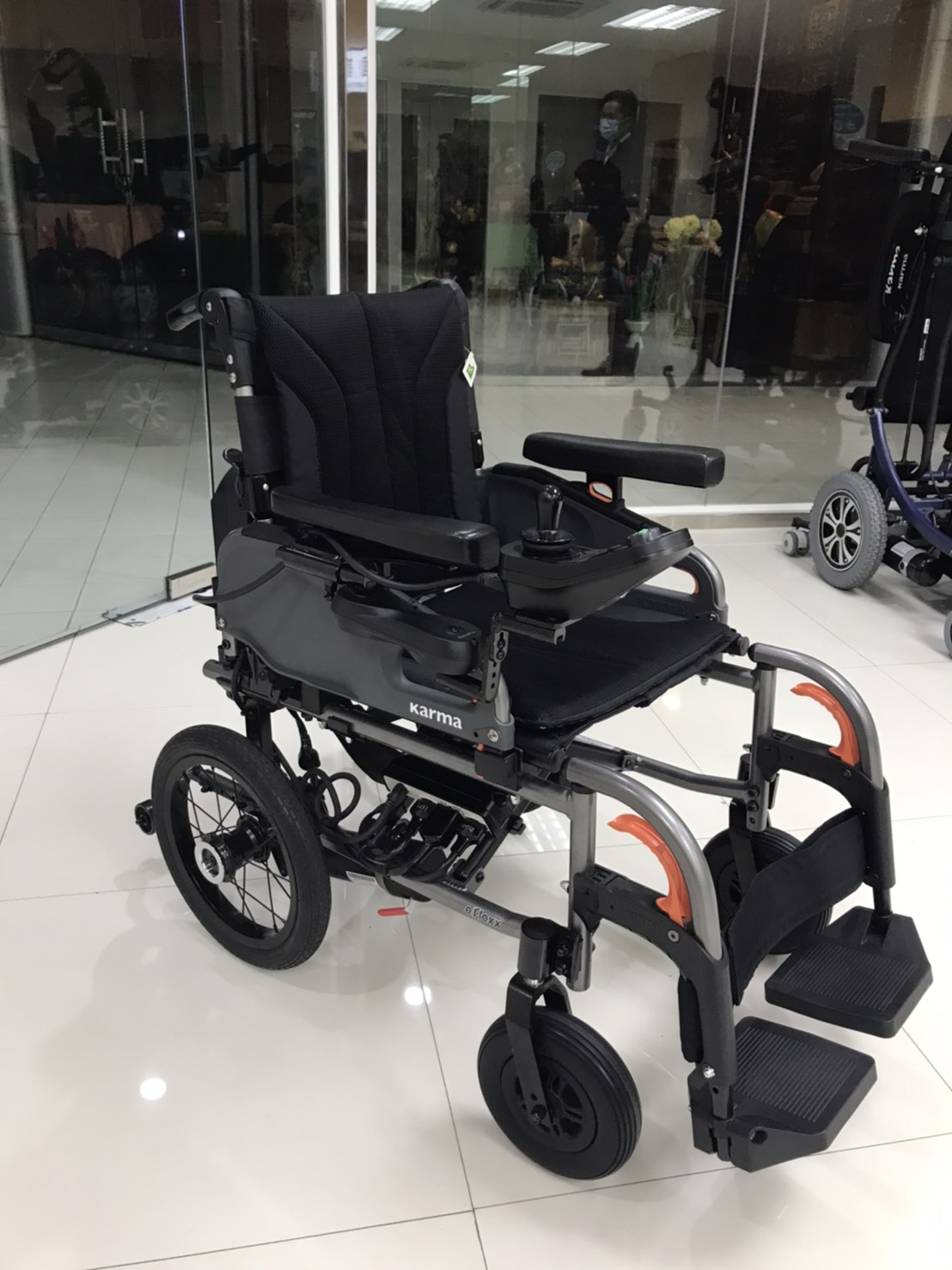 รถเข็นไฟฟ้าคาร์ม่า Eflexx (Power WheelChair KARMA Eflexx) ล้อหลังมี 2 ขนาดเล็ก 14 นิ้ว และล้อใหญ่ 20 นิ้ว สามารถเลือกได้ พับเก็บได้ พนักพิงหลังปรับได้ แบตเตอรี่ถอดและติตตั้งง่าย น้ำหนักเบา เคลื่อนย้ายสะดวก (รุ่นยอดนิยม)