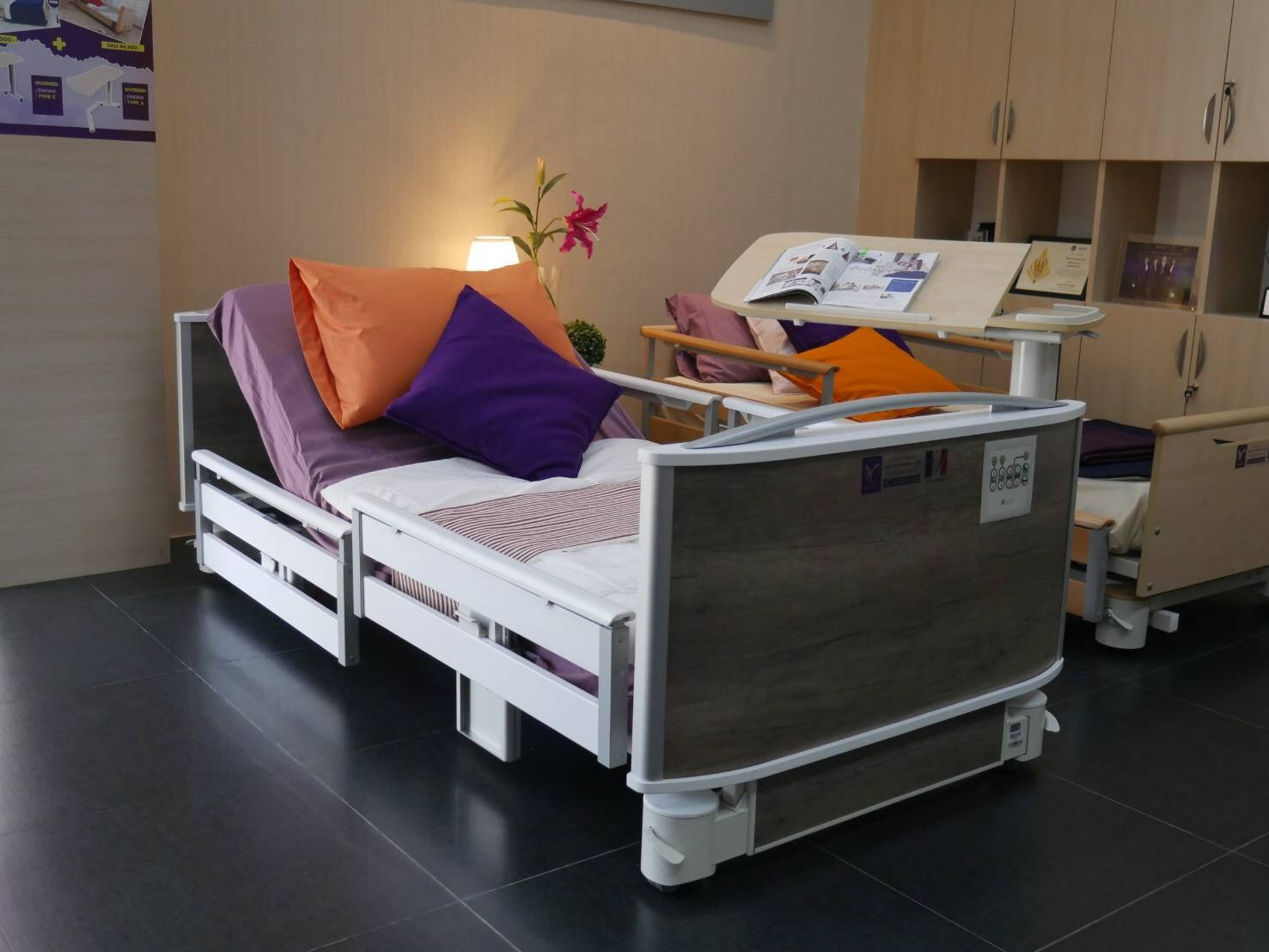ชุดเตียงผู้ป่วยปรับไฟฟ้า FLOORE มีไฟใต้เตียง และแบตเตอรี่สำรองไฟ ราวกั้นเตียงแบบ ModuFlex แบ่งเป็นสองตอนแบบเต็มเตียง (ปรับเตียงต่ำสุด 23 cm.) + พร้อมที่นอนเพื่อสุขภาพ MEMORY FOAM + ชุดผ้าปูที่นอน + ผ้ายางรองกันเปื้อน
