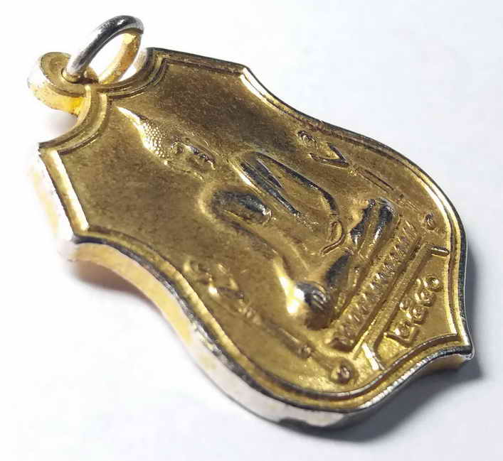 รหัสสินค้า อยุธยา 020 เหรียญกะไหล่ทองพระไตรยรัตนนายก วัดพนัญเชิง กรุงเก่า จังหวัดพระนครศรีอยุธยา รุ่นมหาเศรษฐี สร้างปี 2540 ตอกโค๊ต พระรายการนี้ให้เช่าบูชาแล้ว