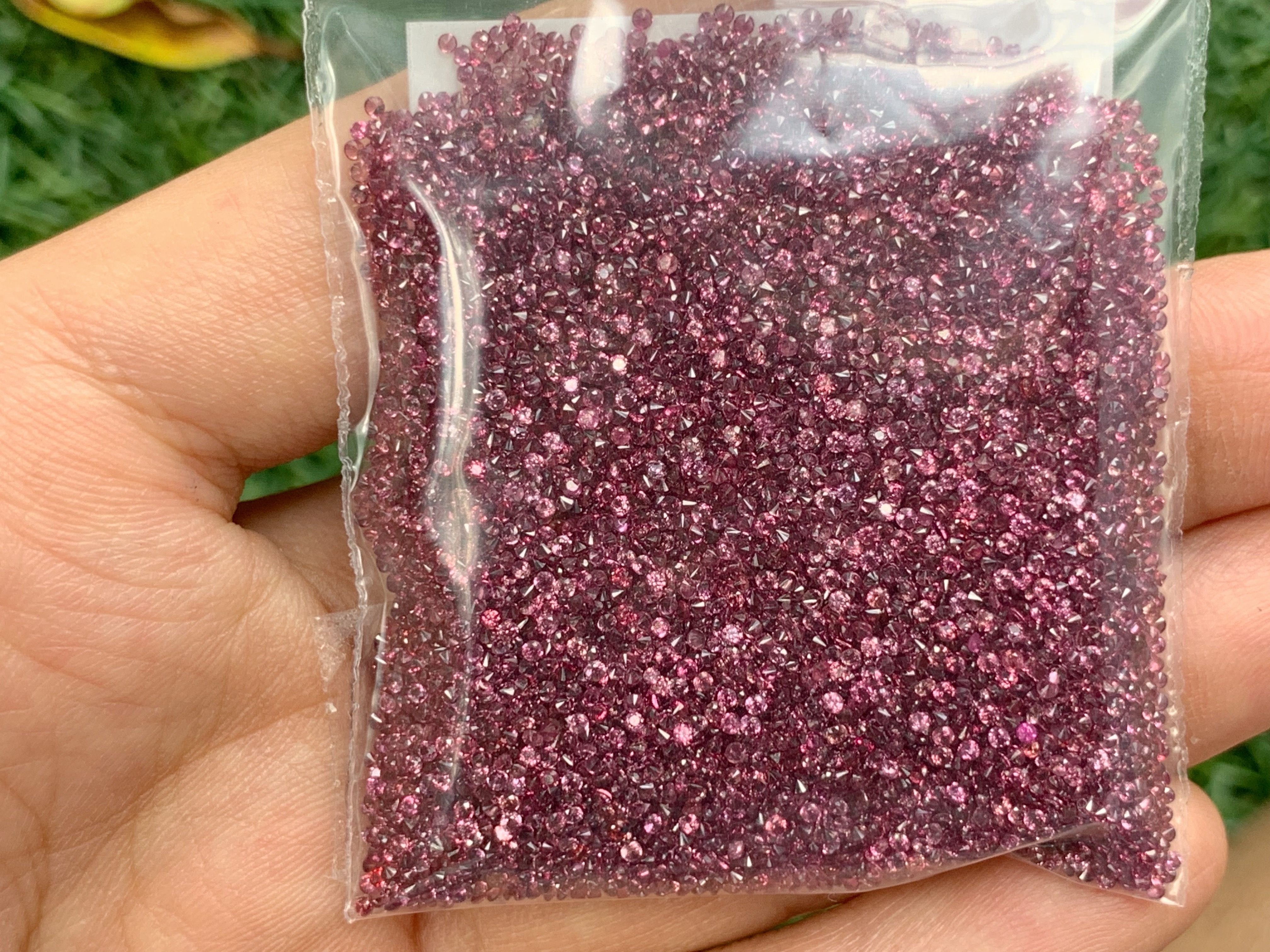 Red-Pink sapphire 1.0-1.1 mm. 1 กะรัต