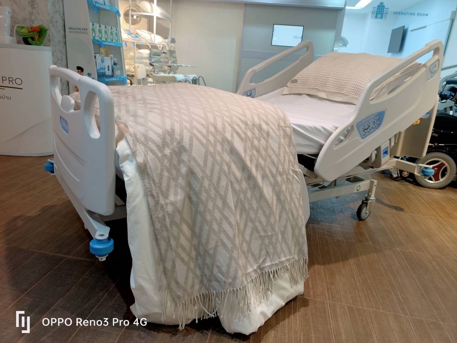 ชุดสุดคุ้ม E เตียงผู้ป่วยปรับระดับไฟฟ้า 5 ฟังก์ชั่น Hill-Rom รุ่น Centuris Type C แบบราวกั้นปีกนกยาว + ฟูก Hill-Rom NP50 แบรนด์จากประเทศสหรัฐอเมริกา + แถมพิเศษ หมอน + ผ้าปูที่นอน + ผ้ายาง + เก้าอี้นั่งอาบน้ำ + ไม้เท้า รับประกัน 1 ปี (รุ่นขายดี)