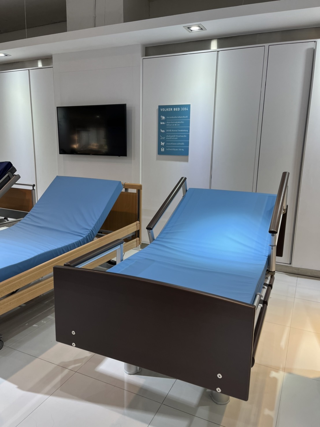 เตียงผู้สูงอายุปรับไฟฟ้าแบรนด์ Volker Bed รุ่น 3080MA จากประเทศเยอรมนี + แถมพิเศษ ที่นอนป้องกันแผลกดทับ HP Blue จากเยอรมนี + ชุดผ้าปูที่นอน + ผ้ายาง + เก้าอี้นั่งอาบน้ำ + ไม้เท้า (รุ่น TOP)