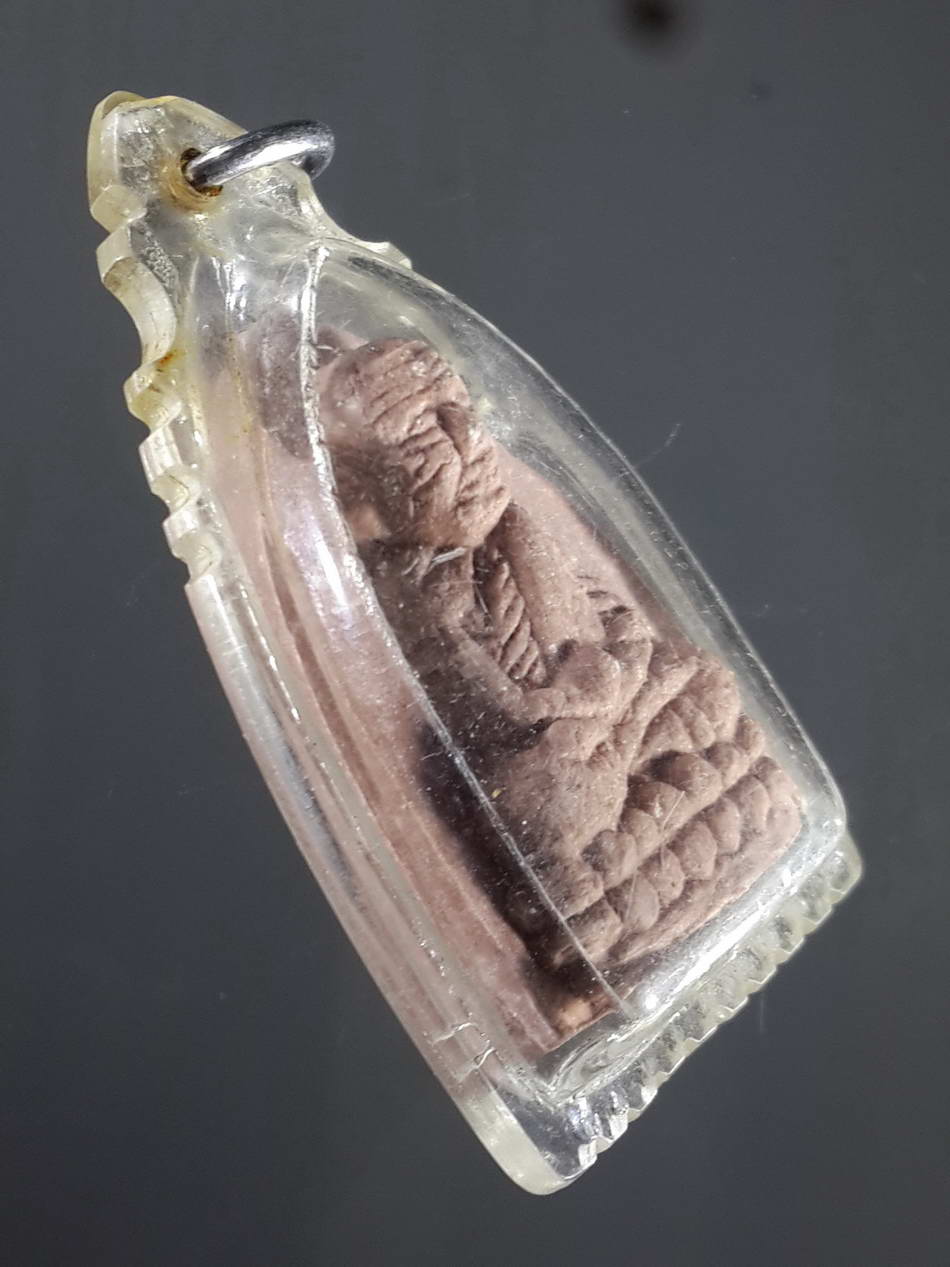 รหัสสินค้า หลวงปู่ทวด วัดต่างๆ 273 หลวงปู่ทวดเนื้อผง พิมพ์ถือลูกแก้ววิเศษ วัดสูงเม่น อำเภอสูงเม่น จังหวัดแพร่ ที่ระลึกฉลองหอพระไตรปิฎก ปี 2554