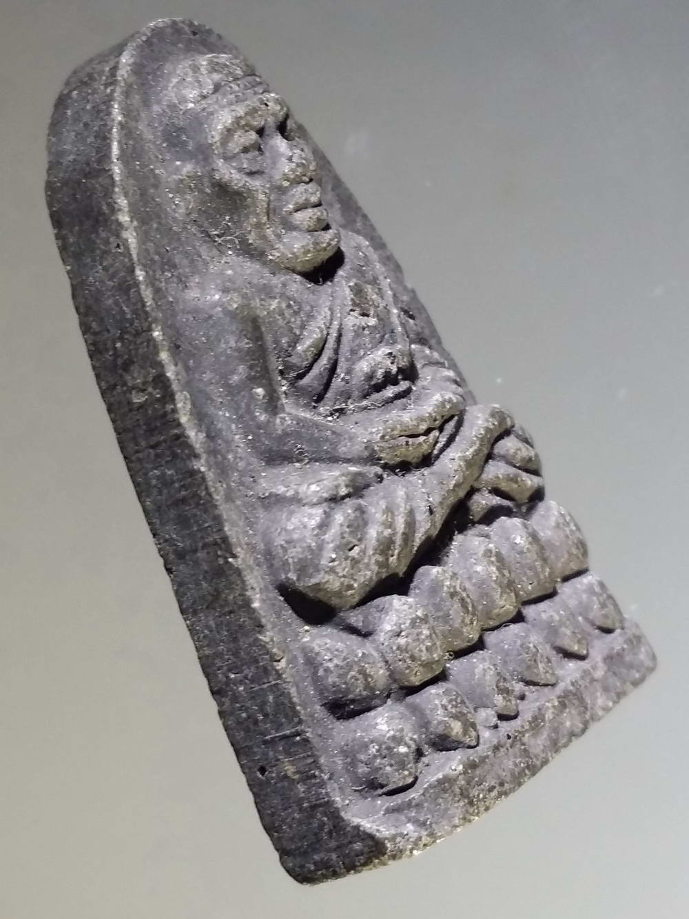 รหัสสินค้า หลวงปู่ทวด วัดต่างๆ 233 หลวงปู่ทวด เนื้อผงใบลาน หลังหมายเลขตอง ๑๑๑ ไม่ทราบปีที่สร้าง พระรายการนี้ให้เช่าบูชาแล้ว