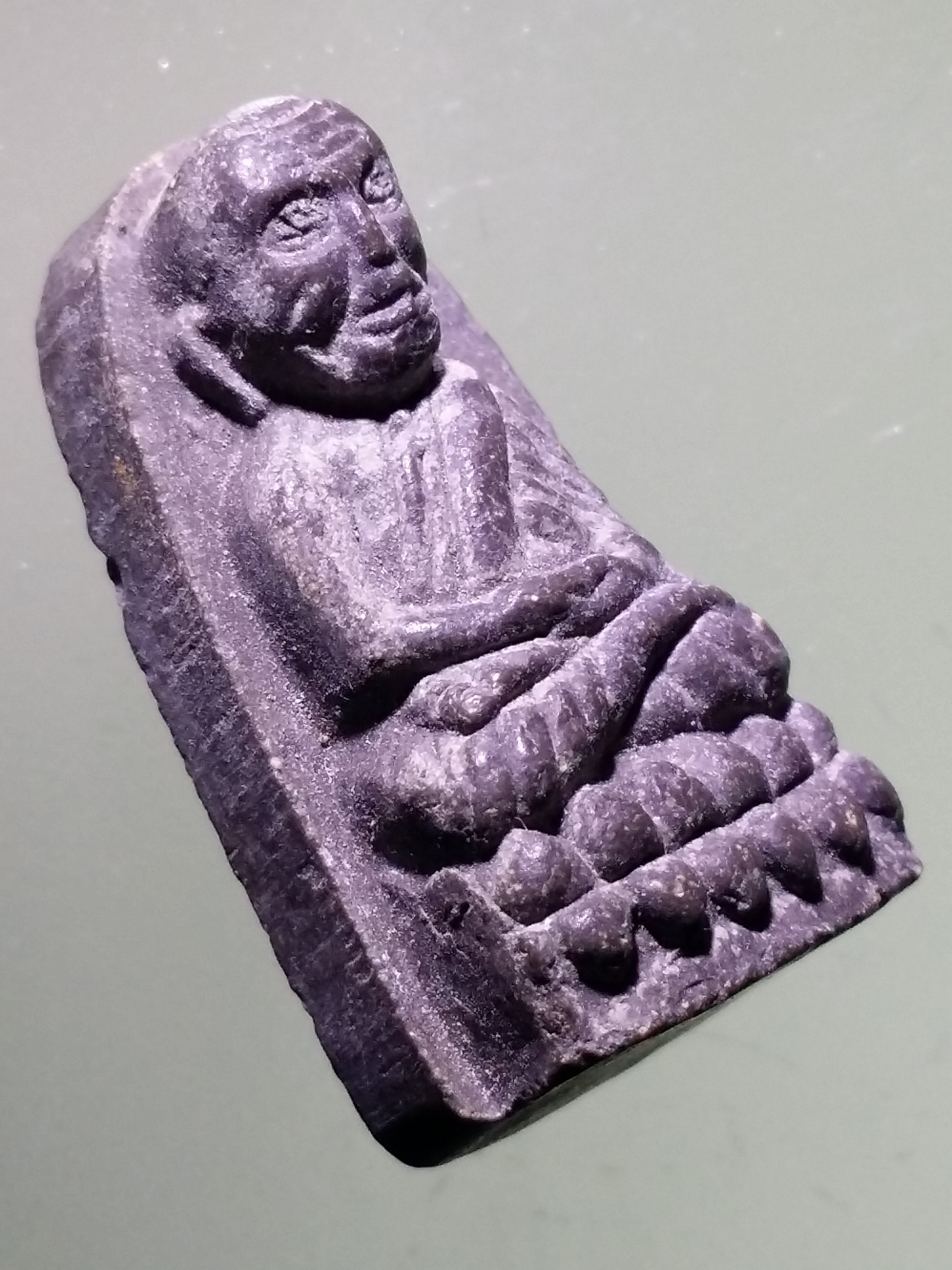 รหัสสินค้า หลวงปู่ทวด วัดต่างๆ 579 หลวงปู่ทวด พิมพ์พระรอด ด้านหลังเขียนว่า รวยเพิ่มพูน