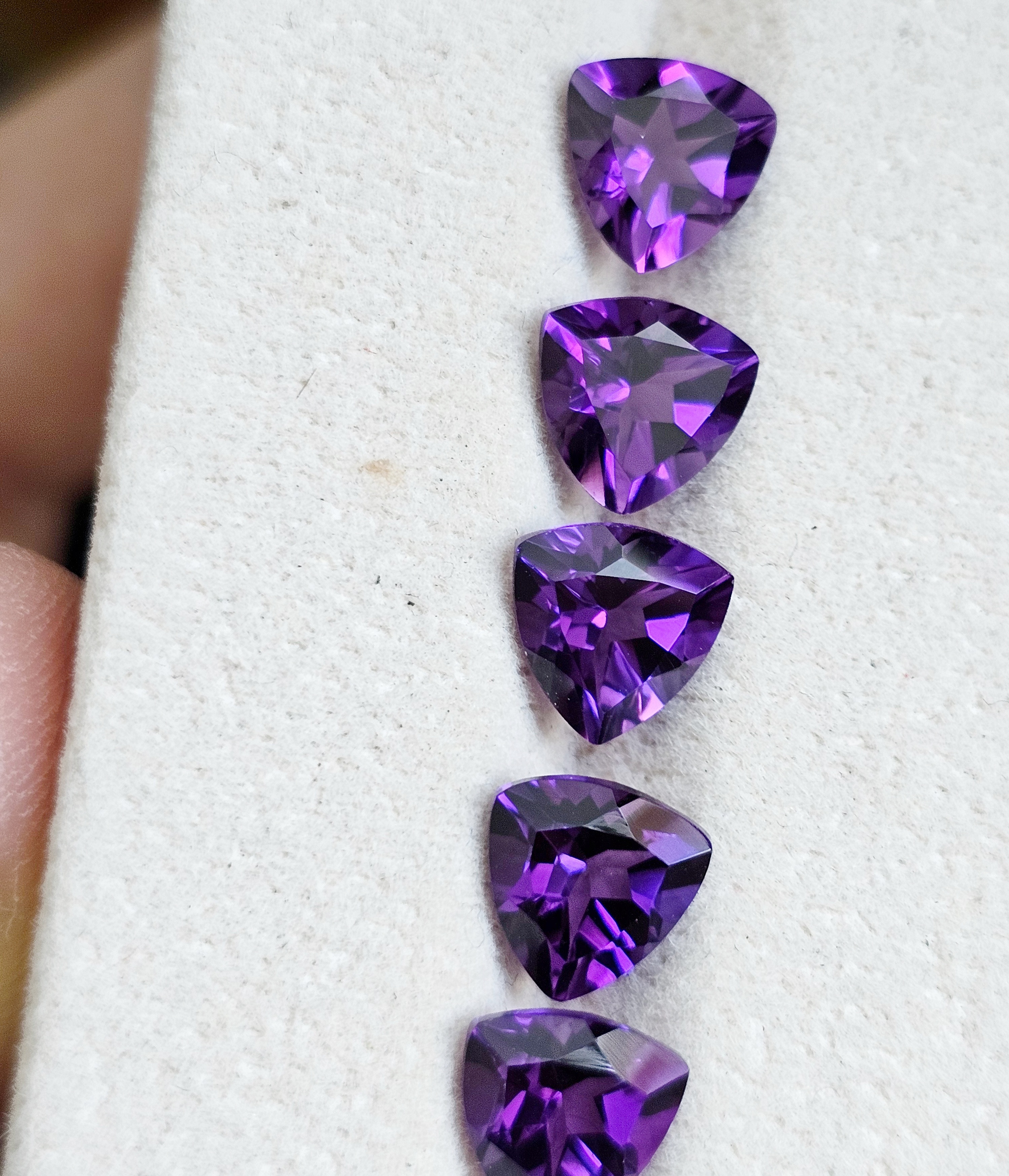 อเมทิสสามเหลี่ยม 7x7mm. 1 เม็ด