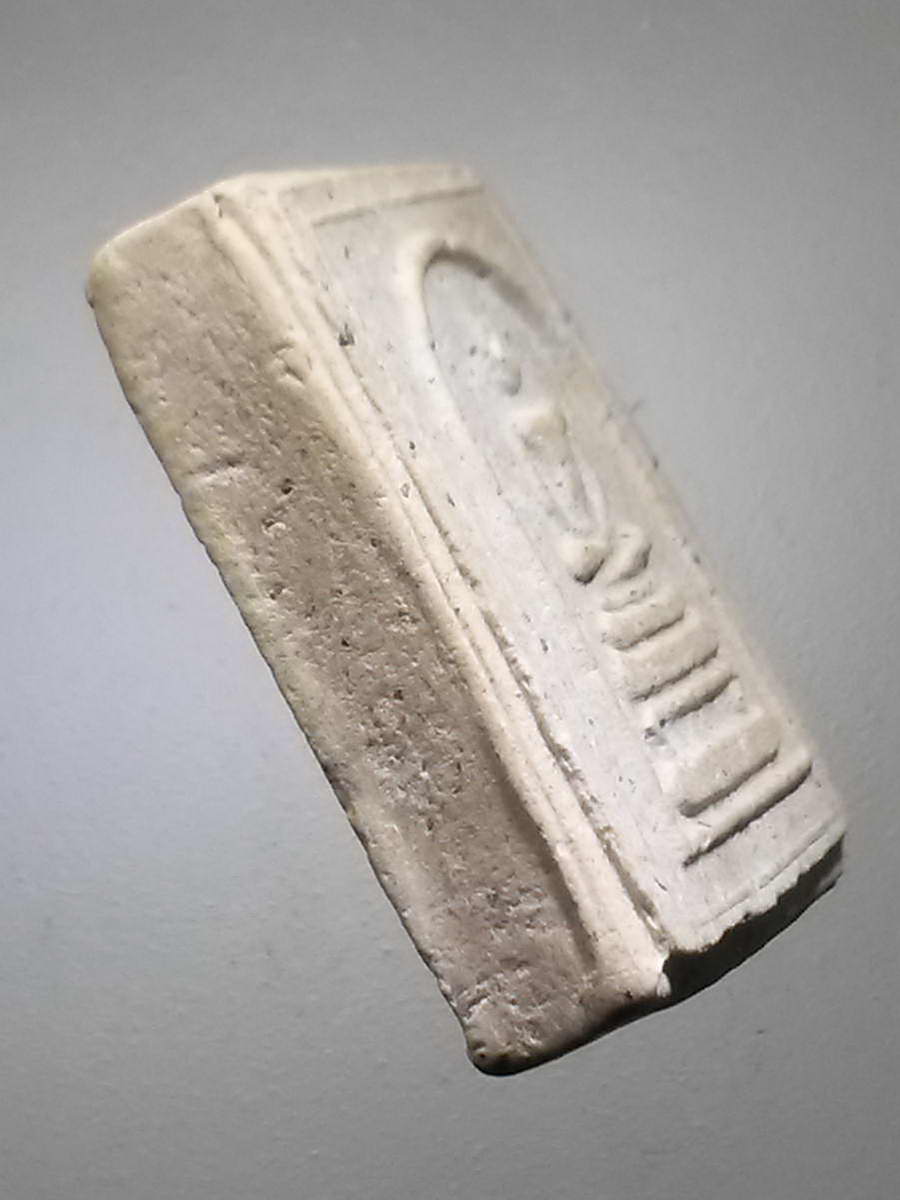 รหัสสินค้า พระสมเด็จวัดต่างๆ 989 พระสมเด็จพิมพ์คะแนน ฝังแร่มวลสาร และเพชรหน้าทั่ง ด้านหลังมีคำอักษรว่า ไทยรุ่ง และยันต์นะเฉลียวเพชร ไม่ทราบที่