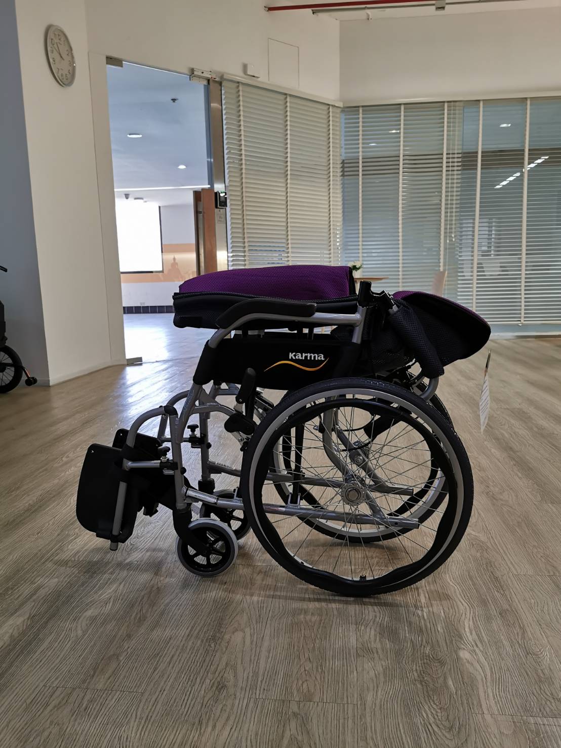 รถเข็นวีลแชร์น้ำหนักเบา อลูมินัมอัลลอยด์คาร์ม่า KARMA Ergo Lite 2 โครงพักเท้าสวิงเก็บได้ เคลื่อนย้ายผู้ใช้งานสะดวก ล้อหลังใหญ่ 20 นิ้ว น้ำหนักเบาเพียง 10.5 กิโลกรัม (รุ่นยอดนิยม)