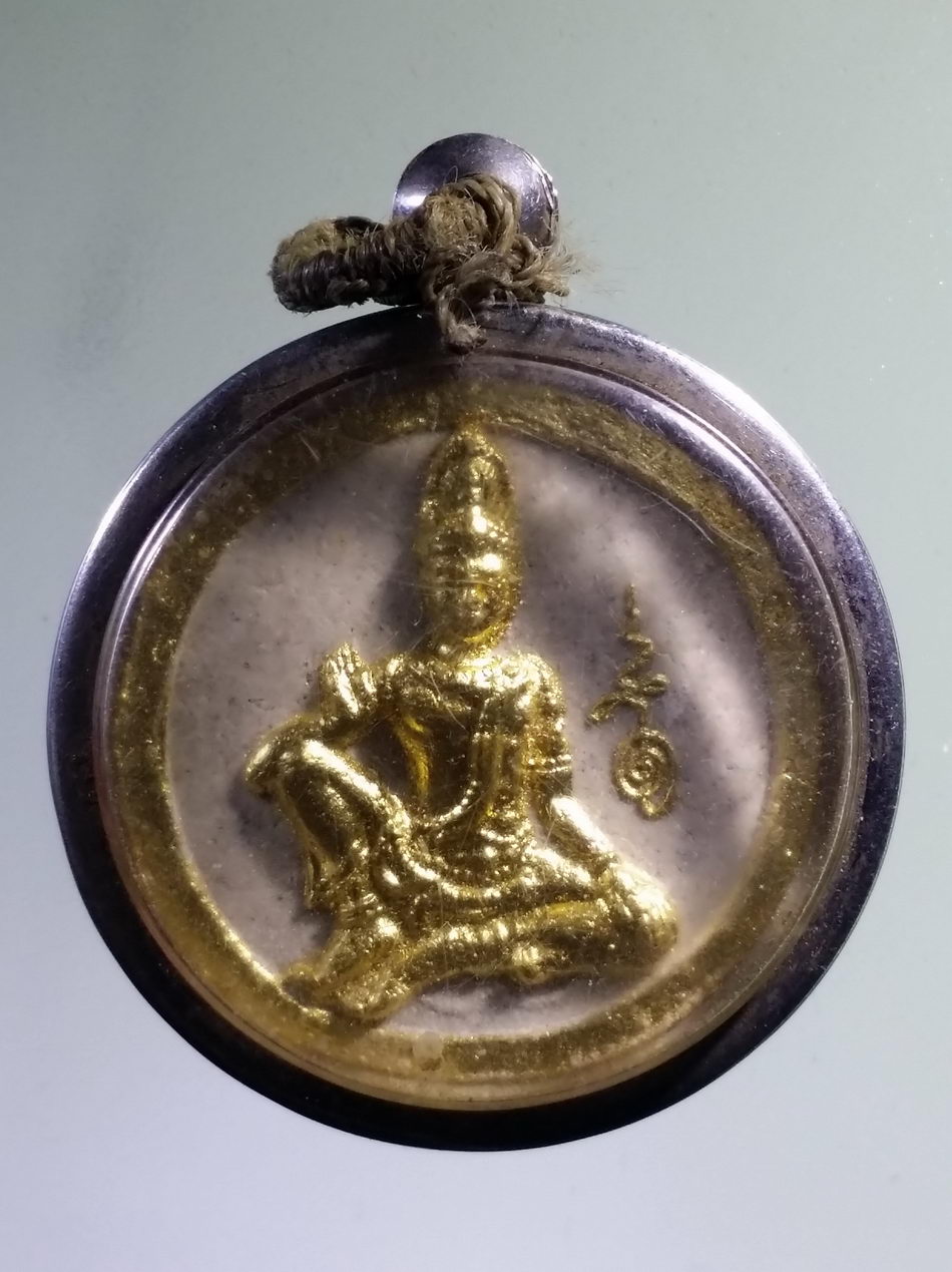 รหัสสินค้า จตุคามรามเทพ 869 ว่านขาวปัดทอง 2 หน้า พระเทวราชโพธิสัตว์จตุคามรามเทพ ย่าโม ท้าวสุรนารี ไม่ทราบรุ่น มาพร้อมตลับสแตนเลสแขวนบูชาได้ทันที เมื่อรับของ