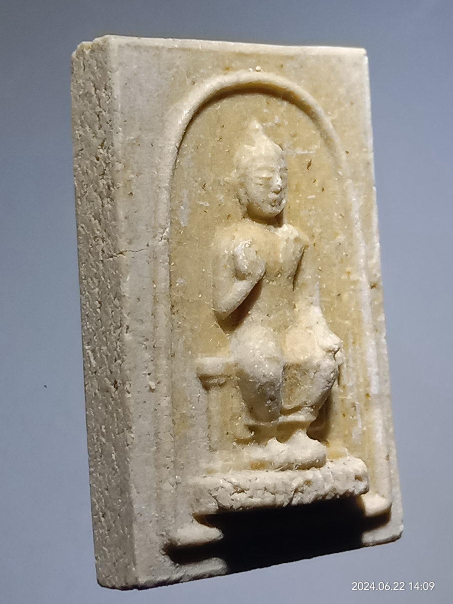 รหัสสินค้า พระเนื้อดิน เนื้อผง เนื้อว่าน 165 พระประทานพร หลังสมเด็จพระปฐม วัดพระปฐมเจดีย์ จังหวัดนครปฐม ที่ระลึกคล้ายวันเกิด พระครูปฐมเจติยาทร สร้างปี 2514