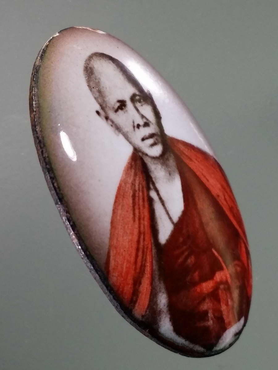 รหัสสินค้า เครื่องราง ล็อกเก็ต ภาพถ่าย 109 ล็อกเก็ตติดจีวรฝังตะกรุดฝังพลอย ครูบาเจ้าศรีวิชัย นักบุญแห่งล้านนา วัดพระธาตุดอยสุเทพ จังหวัดเชียงใหม่ พระรายการนี้ให้เช่าบูชาแล้ว