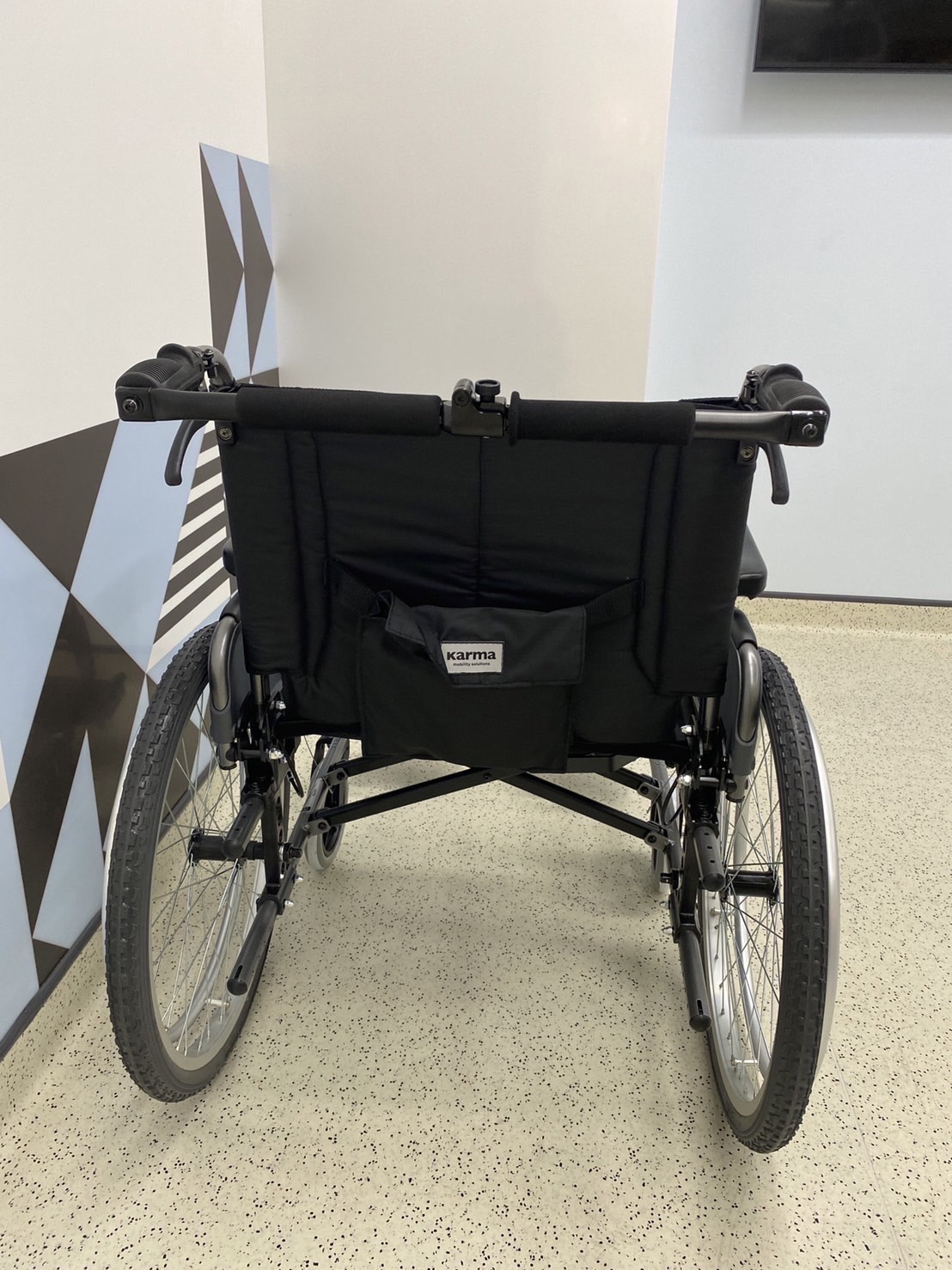รถเข็นอลูมินัมอัลลอยด์คาร์ม่า ไซร์ใหญ่พิเศษ Karma รุ่น Flexx HD (KM-8022) เบาะกว้างพิเศษ 22 นิ้ว รองรับน้ำหนักสูงสุด 170 กิโลกรัม เหมาะสำหรับ คนมีรูปร่างใหญ่, คนที่มีน้ำหนักมาก, คนไซร์ฝรั่ง สูง ใหญ่ ของแท้ รับประกันศูนย์ไทย 5 ปี