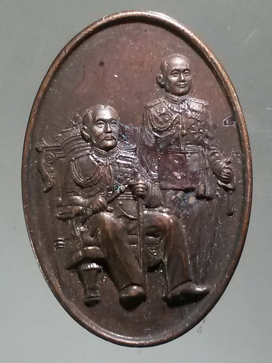 รหัสสินค้า พระมหากษัตริย์ และบุคคลสำคัญ 198 เหรียญรัชกาลที่ 5 และรัชกาลที่ 6 ที่ระลึกครบ 84 ปีคณะอักษรศาสตร์จุฬาลงกรณ์มหาวิทยาลัย สร้างขึ้นเพื่อสมทบกองทุนบรมราชกุมารี สร้างปี 2544 พระรายการนี้ให้เช่าบูชาแล้ว