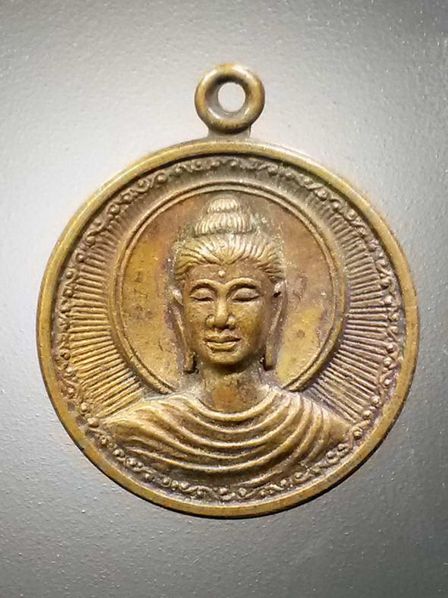 รหัสสินค้า เหรียญพระพุทธ 2585 เหรียญพระพุทธเจ้ามหาศาสดาโลก ด้านหลัง ปางประสูติ ตรัสรู้ เผยแผ่ธรรม และปรินิพพาน พระรายการนี้ให้เช่าบูชาแล้ว