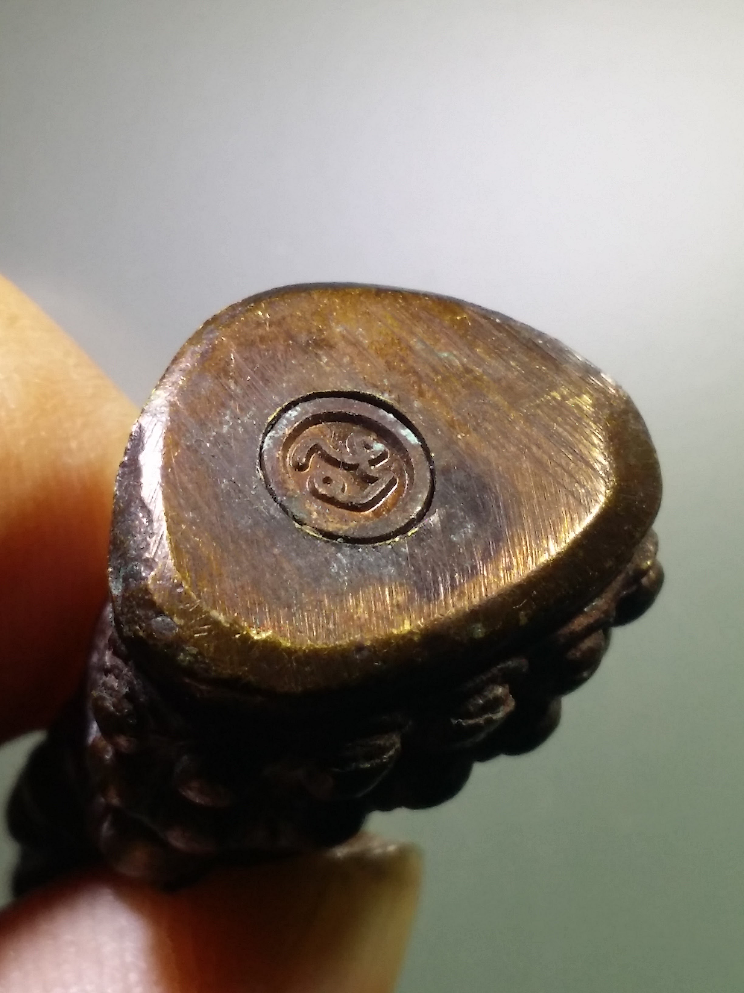 antig FB 952 พระกริ่งประทานพร หรือหม้อน้ำมนต์ไม่ทราบที่ ด้านหลังตอกโค๊ต ส. กริ่งเขย่าดังครับ พระรายการนี้ให้เช่าบูชาแล้ว